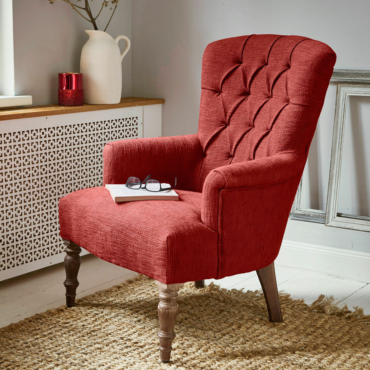 Fauteuil Hinsdale Rode gestoffeerde fauteuil met houten poten op natuurlijke vloerkleed in woonkamer