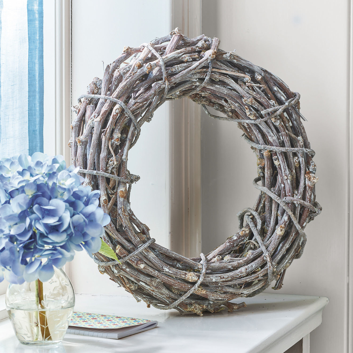 Couronne décorative en branches naturelles grises pour décoration intérieure