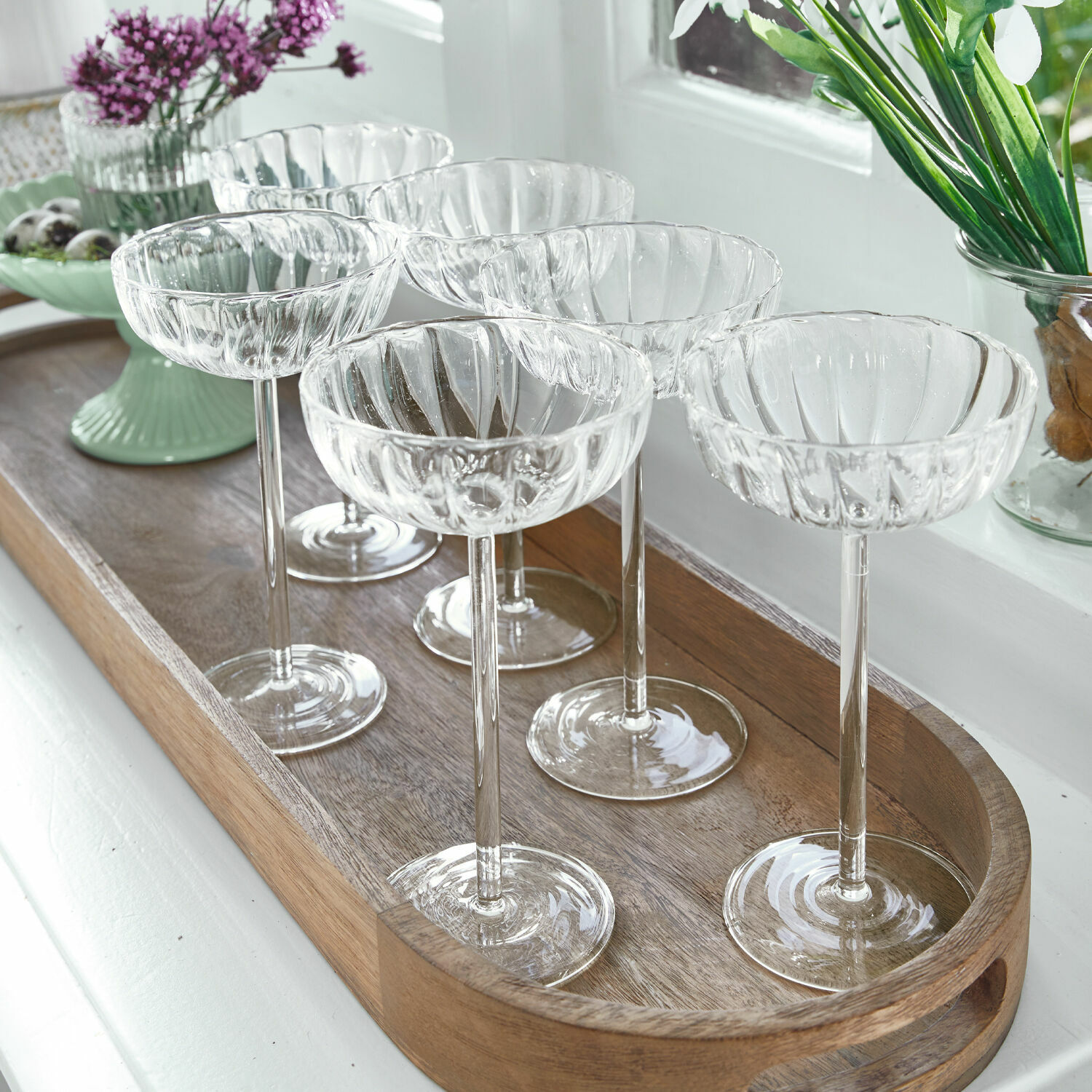 Glas set van 6 Bavella Set van zes transparante geribbelde cocktailglazen op een houten dienblad