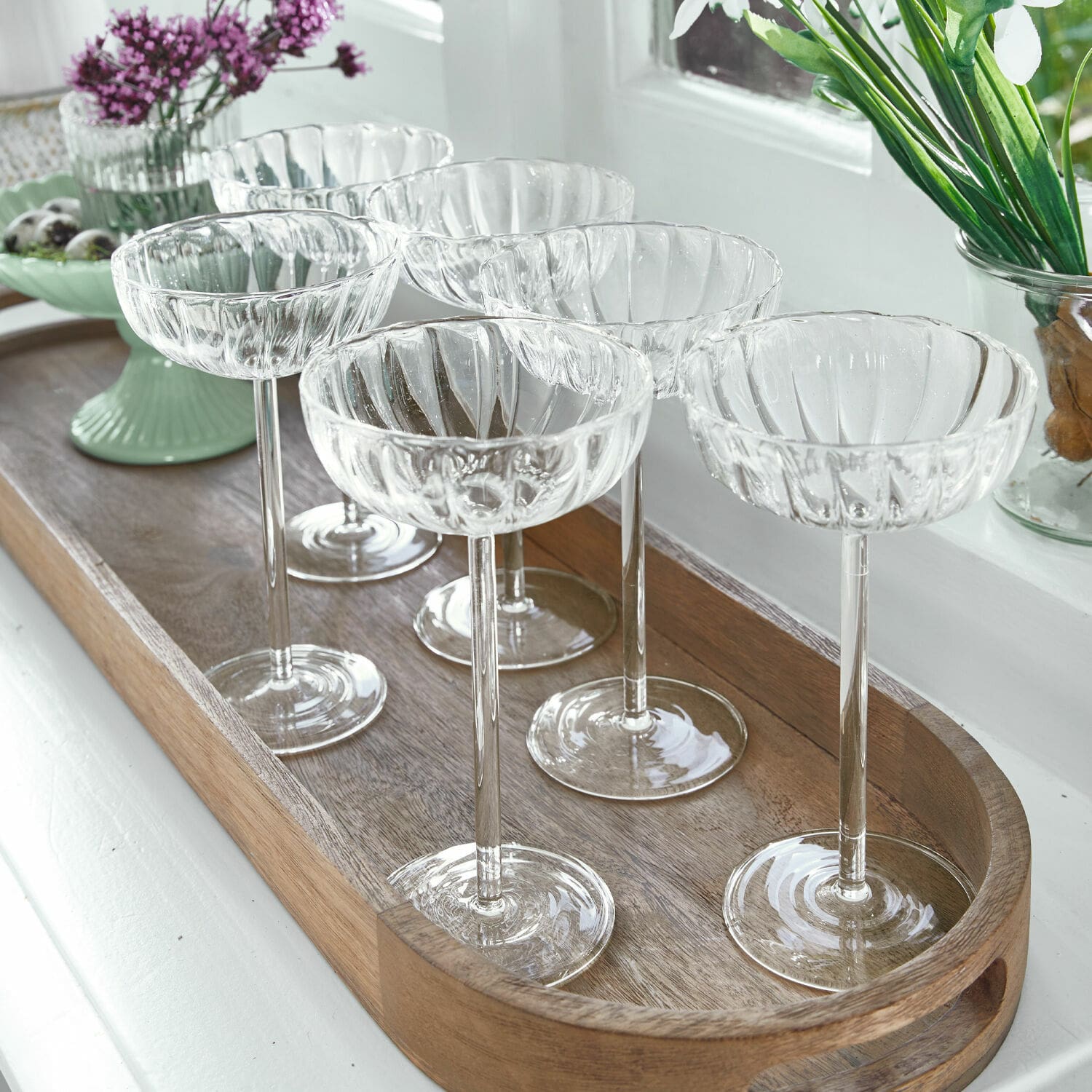 Glas set van 6 Bavella Set van zes transparante geribbelde cocktailglazen op een houten dienblad