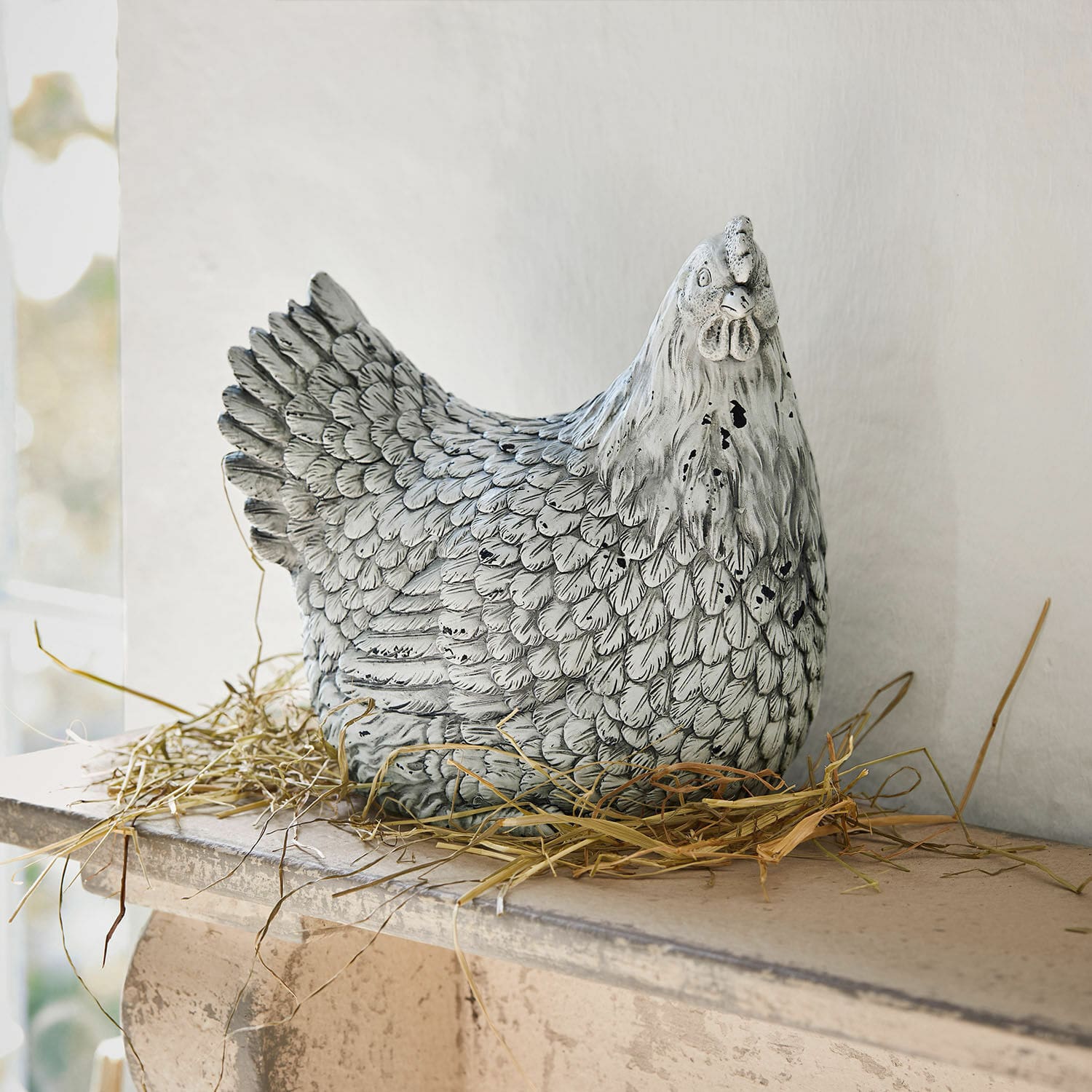Poule décorative Delmonico Figurine décorative de poule en matériau gris-blanc posée sur de la paille, décoration intérieure et jardin