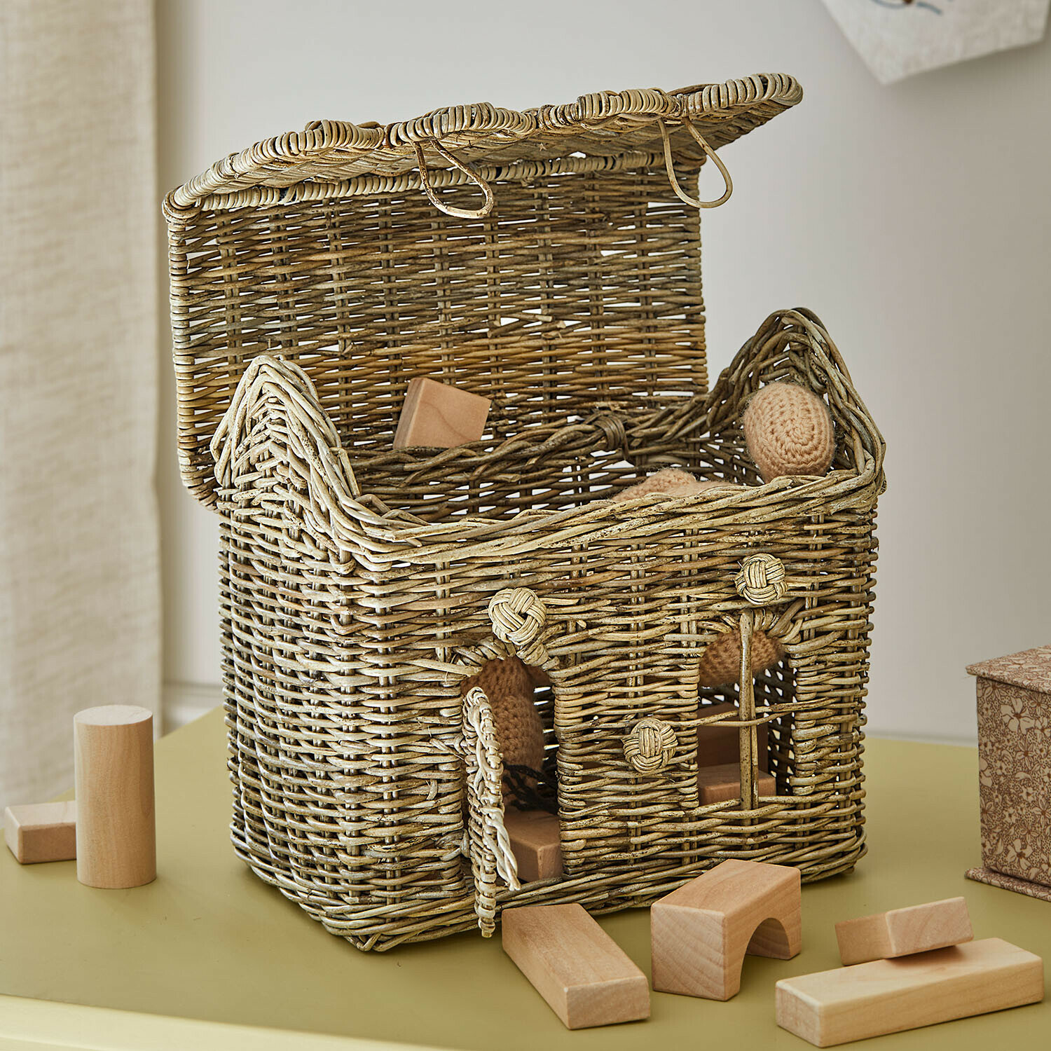 Panier « Maison » Fintello Panier en osier ouvert en forme de maison avec blocs en bois et jouets en couleurs naturelles