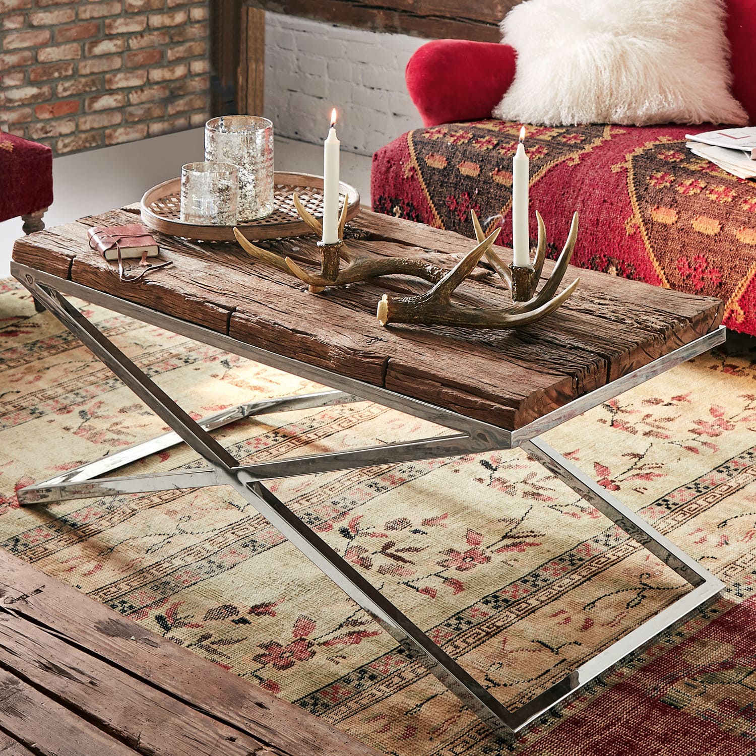 Table basse Wilson Table basse en bois et métal avec bougies et décorations en bois de cerf, style rustique salon