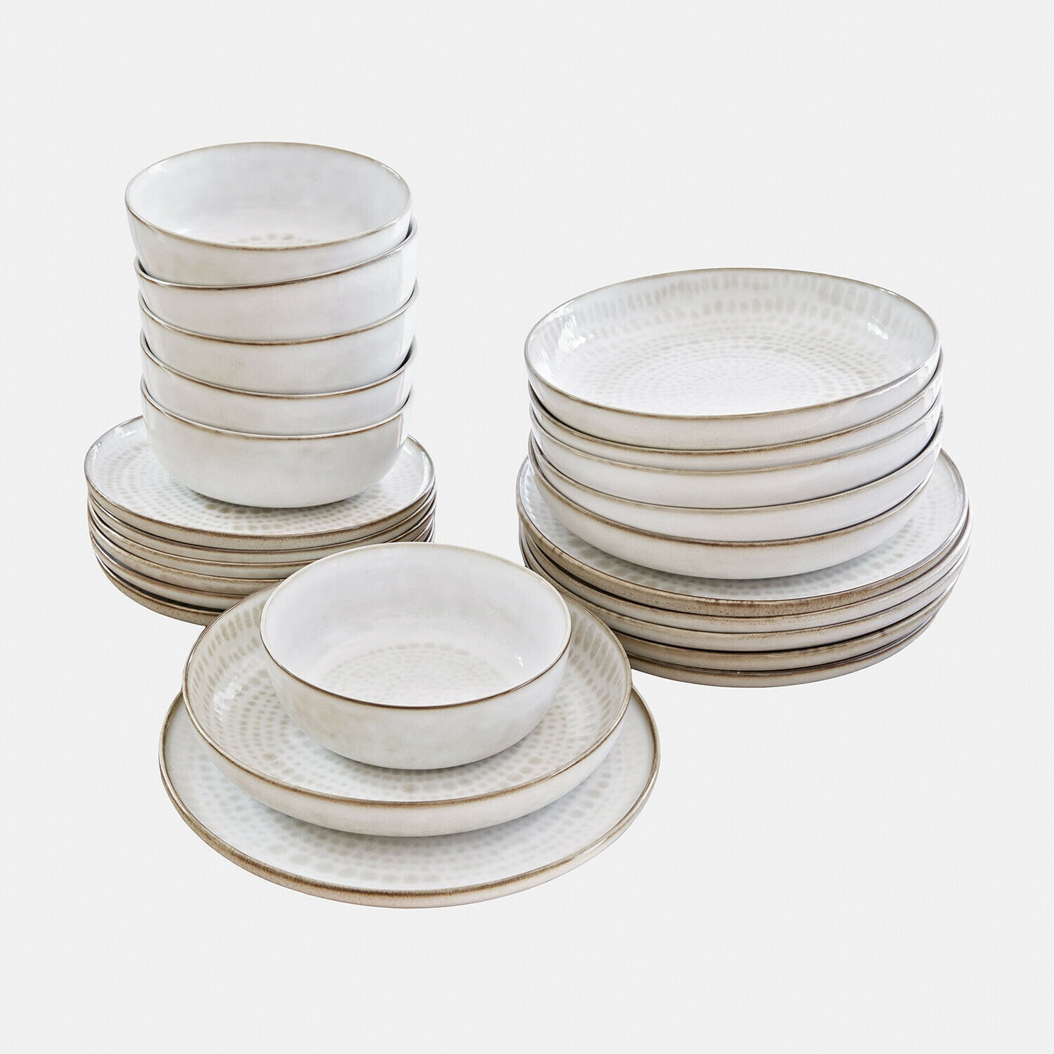 Service de vaisselle en céramique blanche avec motif discret et bord brun, assiettes et bols empilés