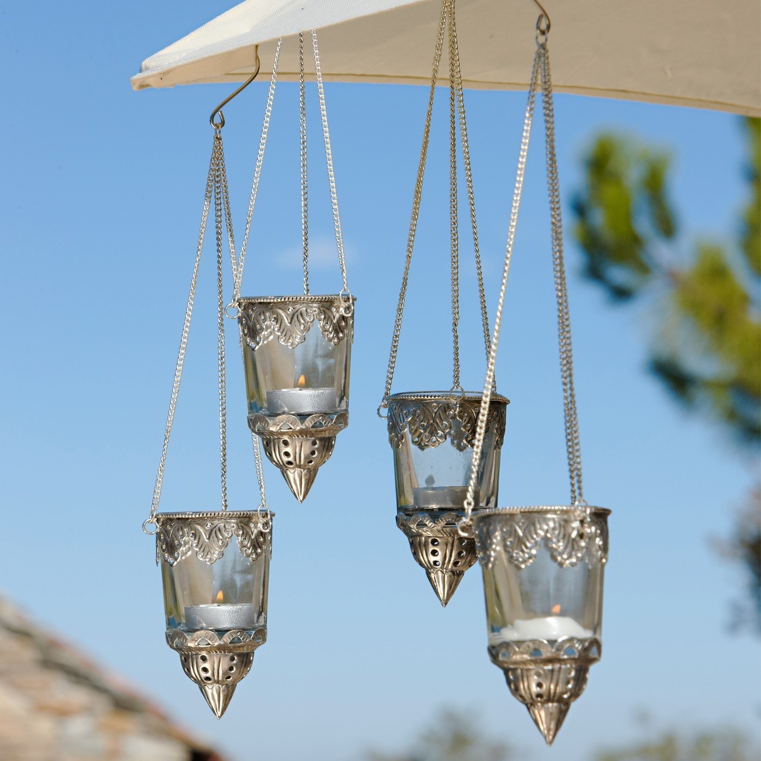 Lot de 4 photophores Céleste Ensemble de quatre photophores suspendus en verre et métal argenté avec chaînes pour décoration extérieure