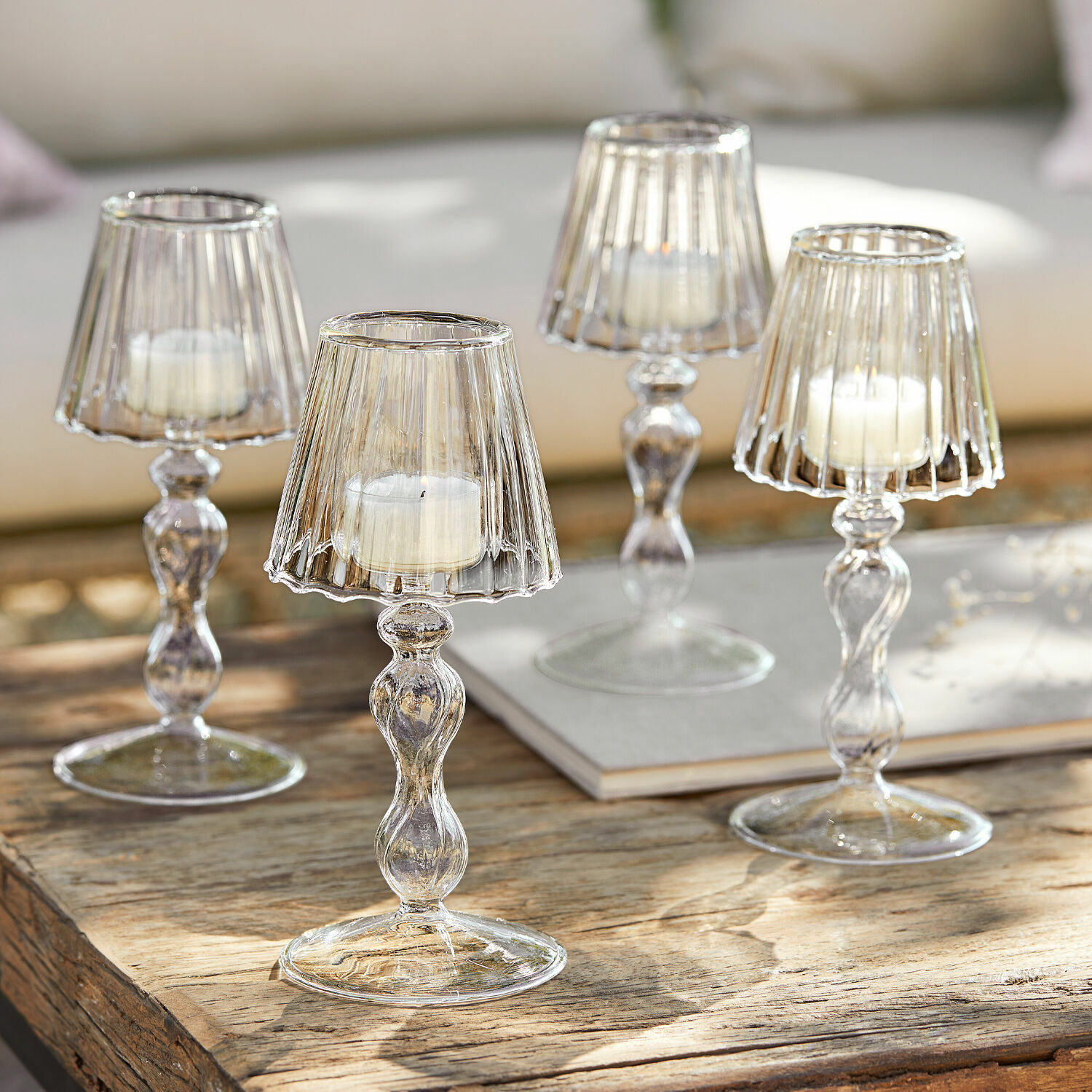 Lot de 4 bougeoirs Jouval Bougeoirs en verre avec bougies blanches sur table en bois, décoration intérieure élégante