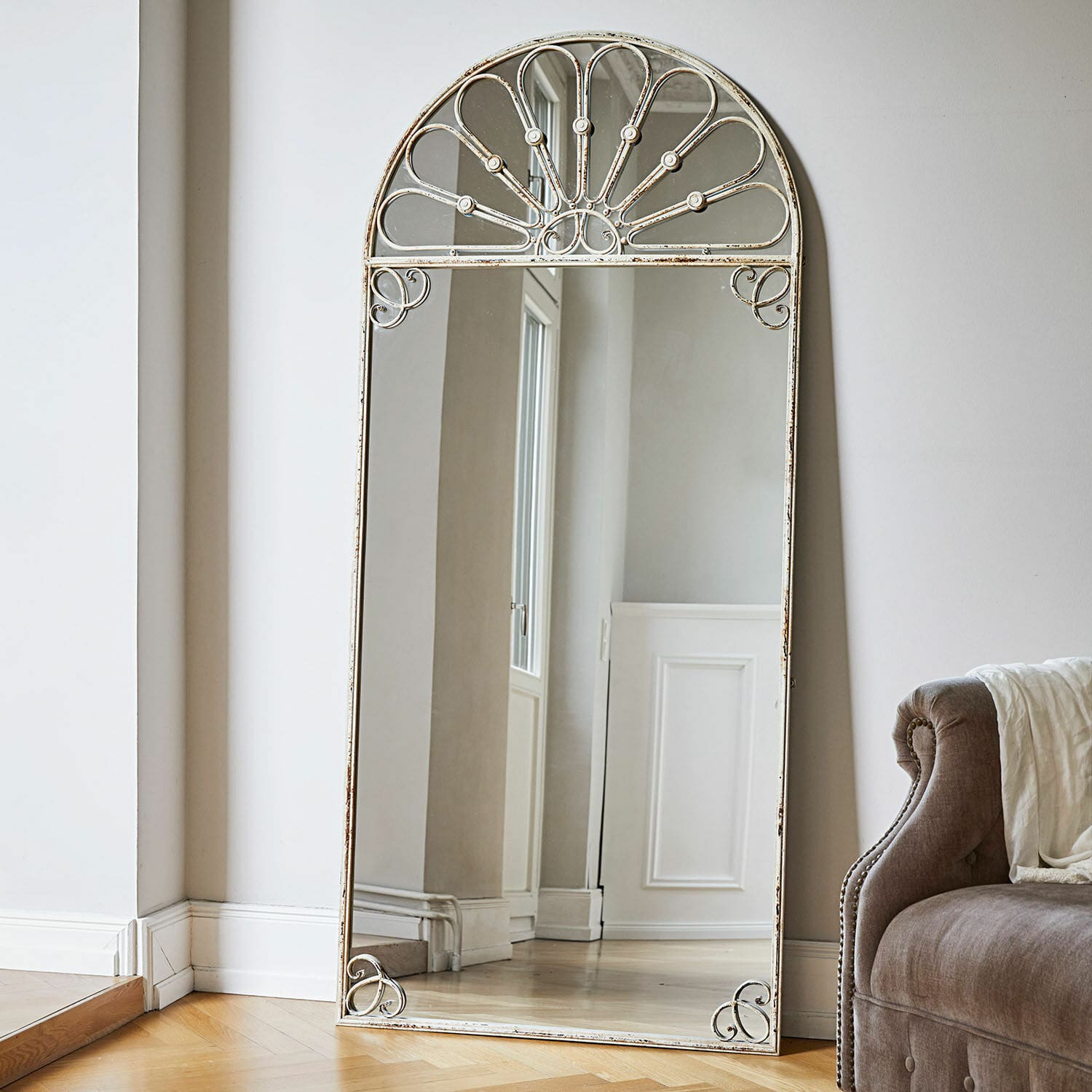 Spiegel Morpheus Grote staande spiegel met witte metalen verweerde lijst en decoratieve boog, vintage stijl