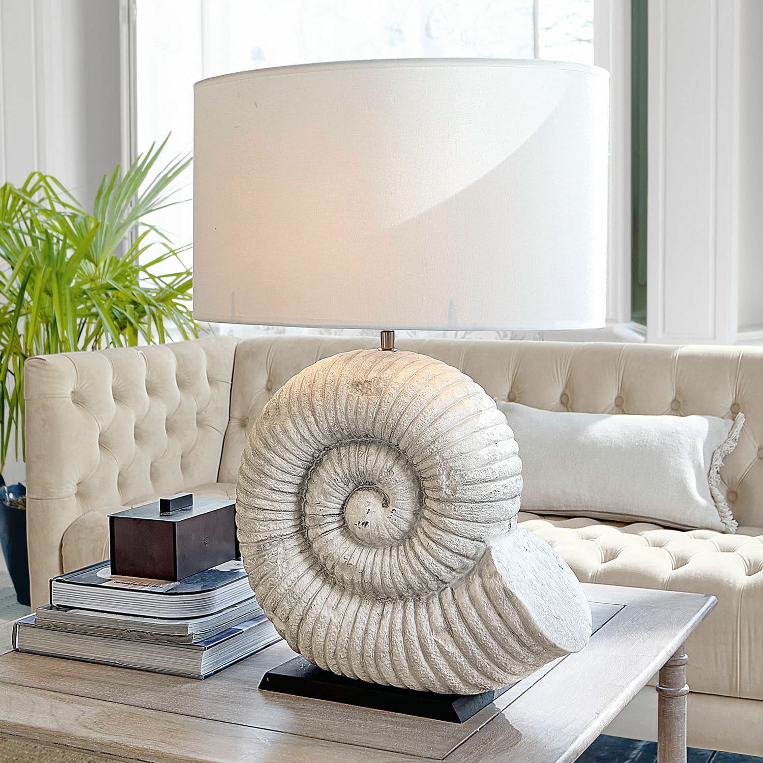 Lampe de table en pierre blanche en forme de coquillage sur socle noir pour salon