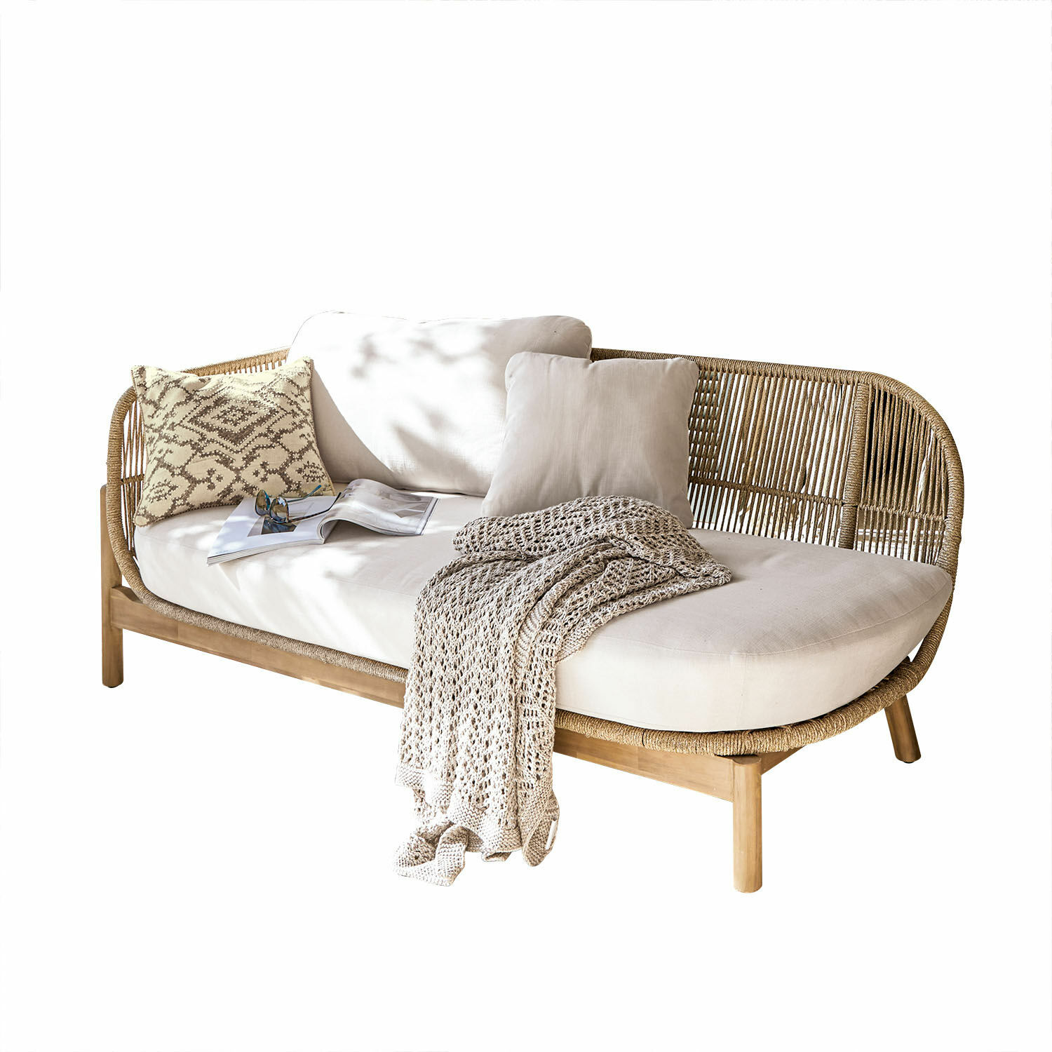 Chaise longue FSC®-100% Belvidere Rotan en houten bank met crèmekussens en gebreid deken voor gezellige woonkamer