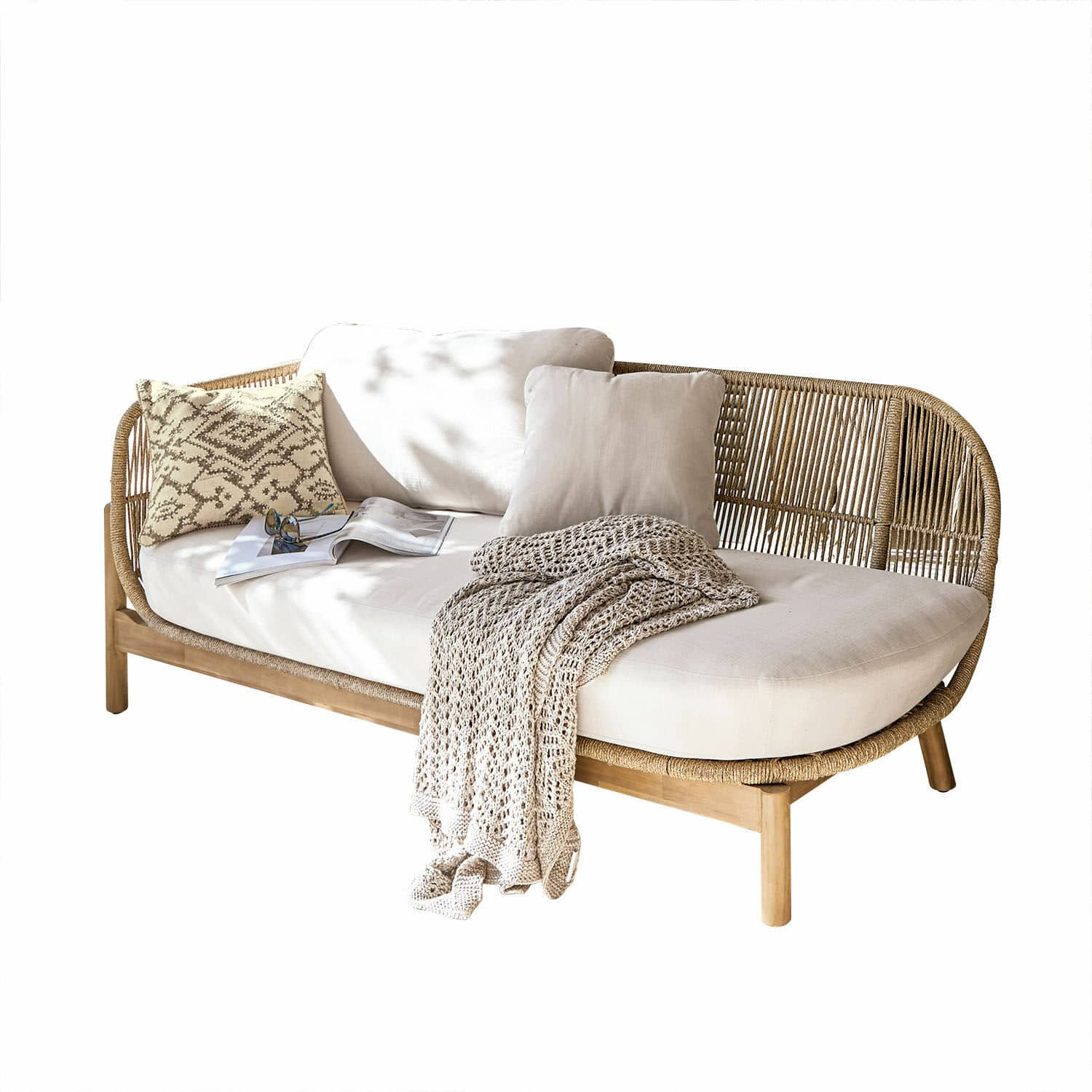 Méridienne FSC®-100% Belvidere Canapé en rotin et bois avec coussins crème et plaid tricoté pour salon cosy