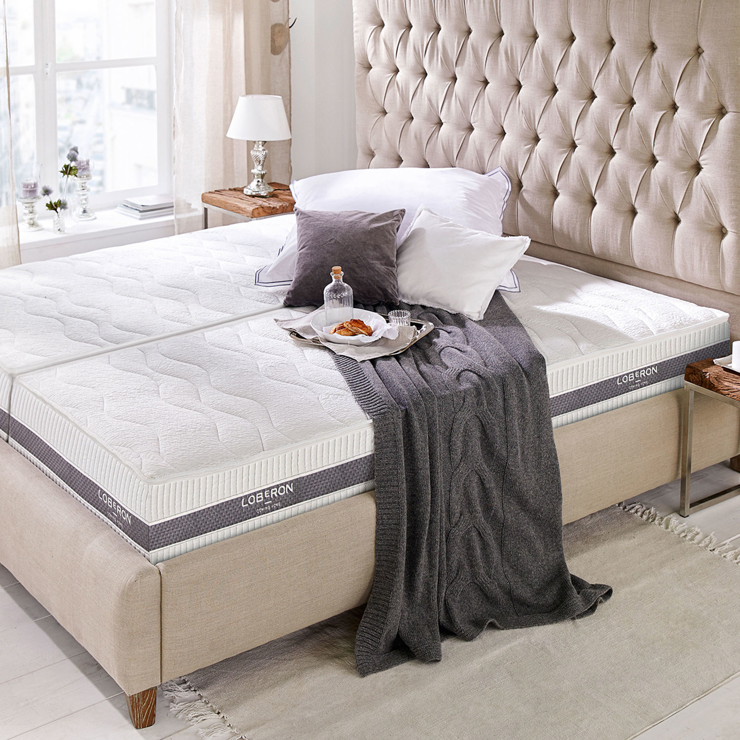 Matras 90 x 200 cm Sevilha Beige gestoffeerd bed met wit Loberon matras, grijze deken en kussens in lichte slaapkamer
