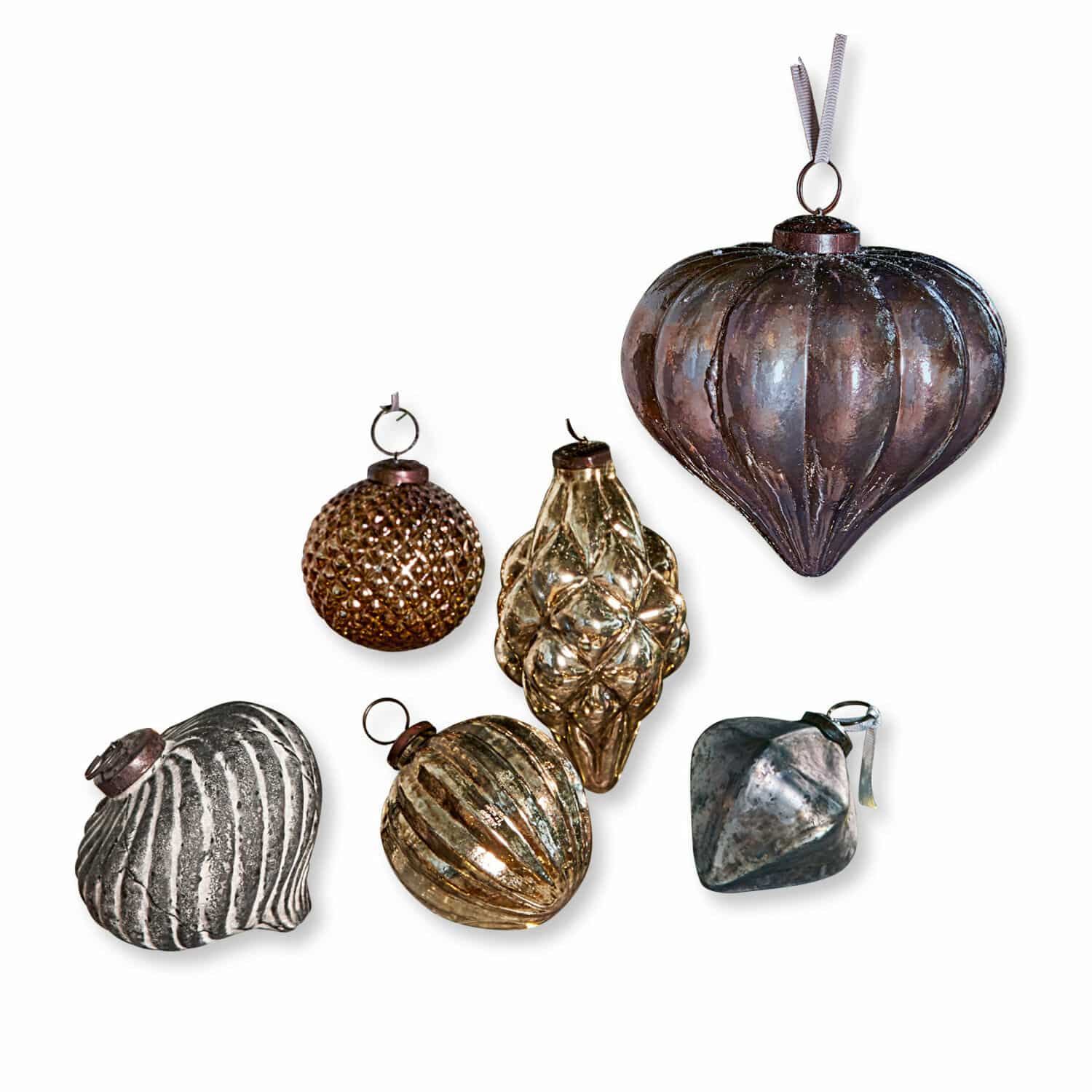 Lot de 6 décorations de Noël Alva Ensemble de six décorations de Noël en métal aux formes et couleurs variées pour sapin festif