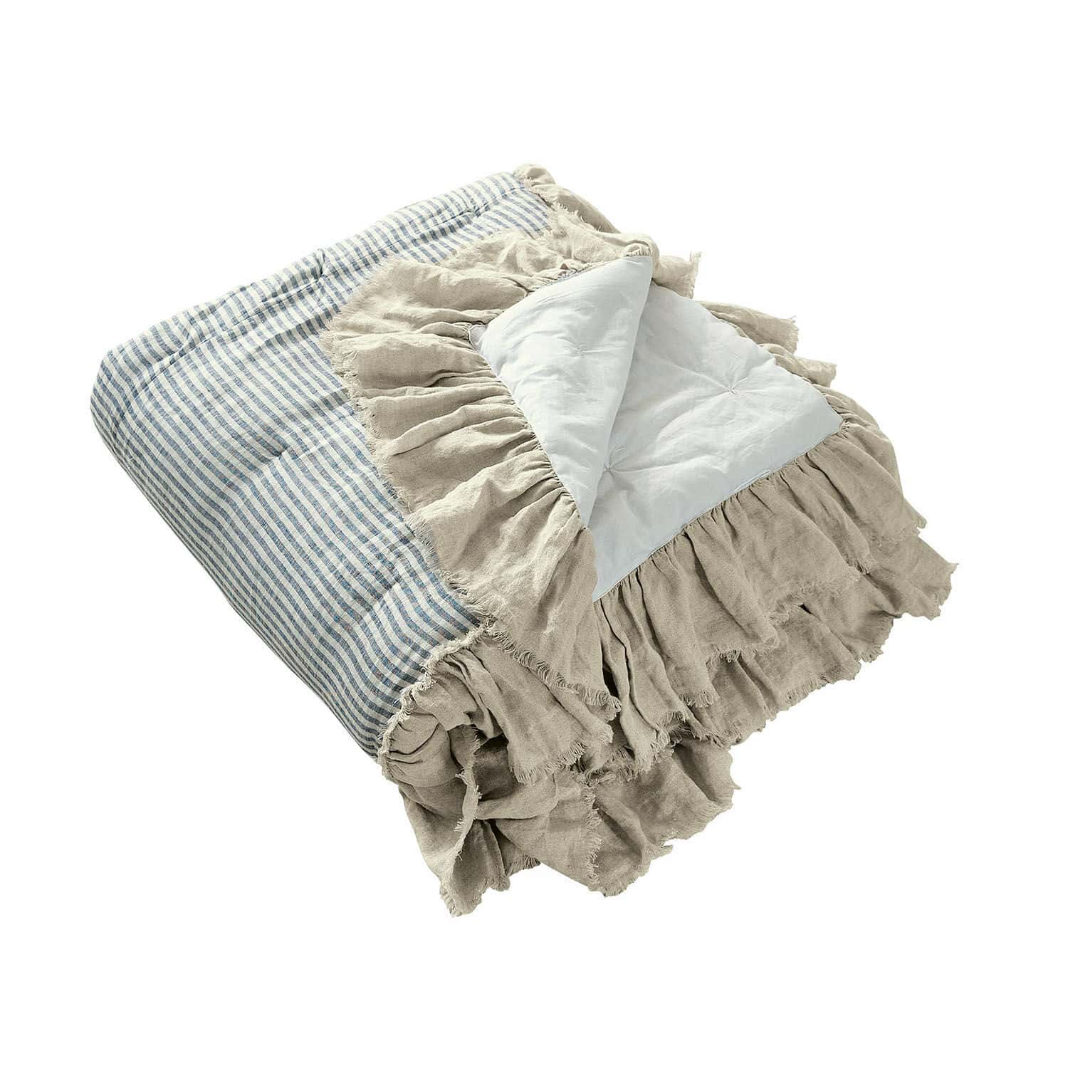 Quilt Alexane Gewatteerde linnen deken in beige met blauwe strepen en ruches, decoratief beddengoed