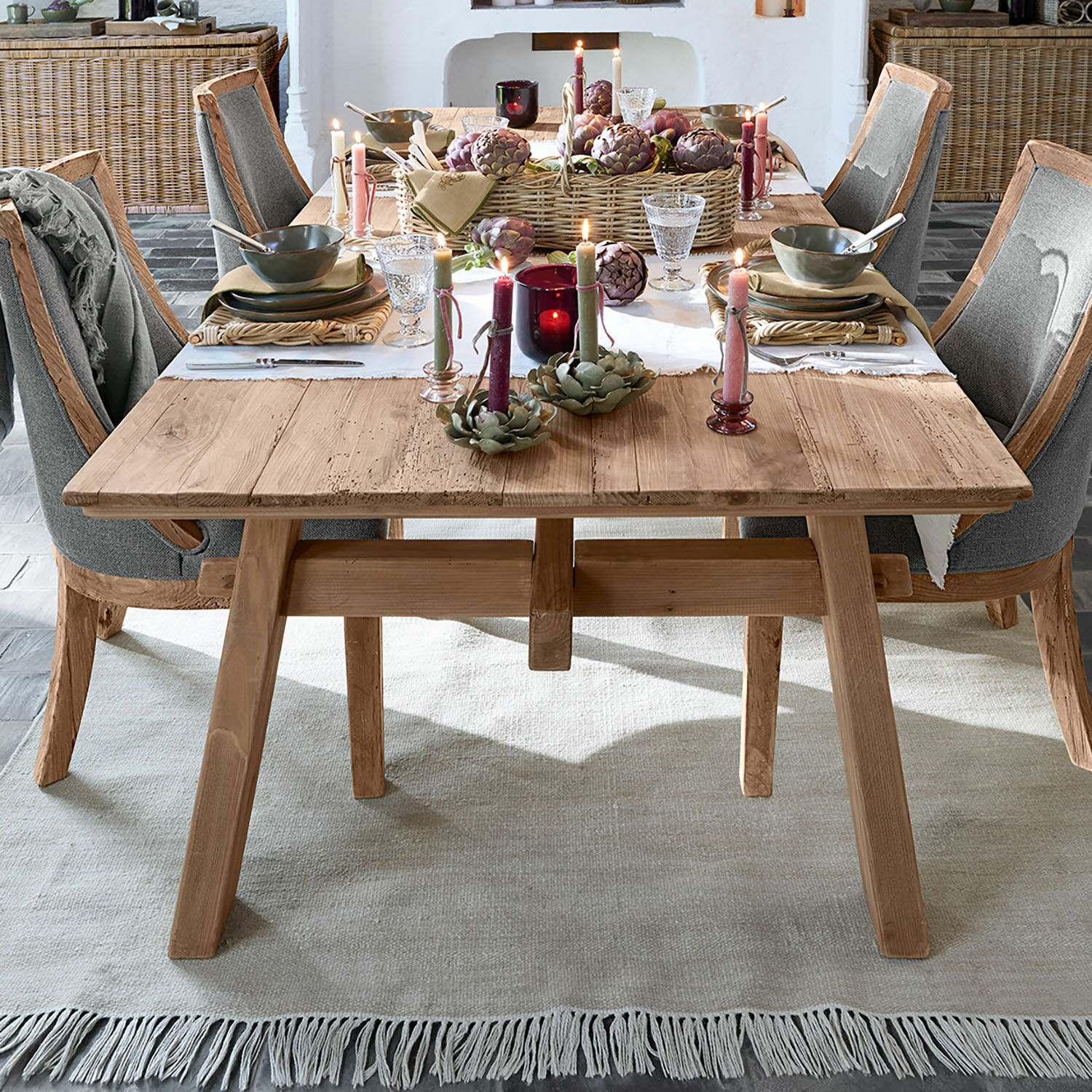 Table Wilevor Table à manger en bois naturel avec chaises grises et décorations de table rustiques