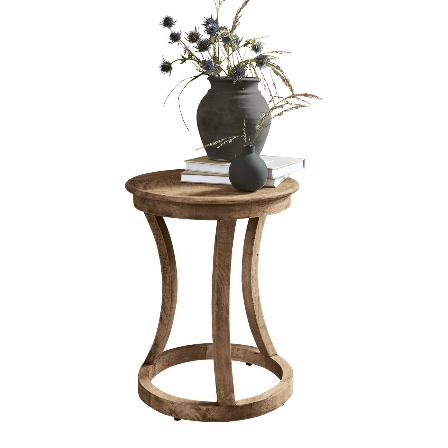 Table d'appoint East Harwich Table d'appoint ronde en bois naturel avec vases décoratifs et livres posés dessus