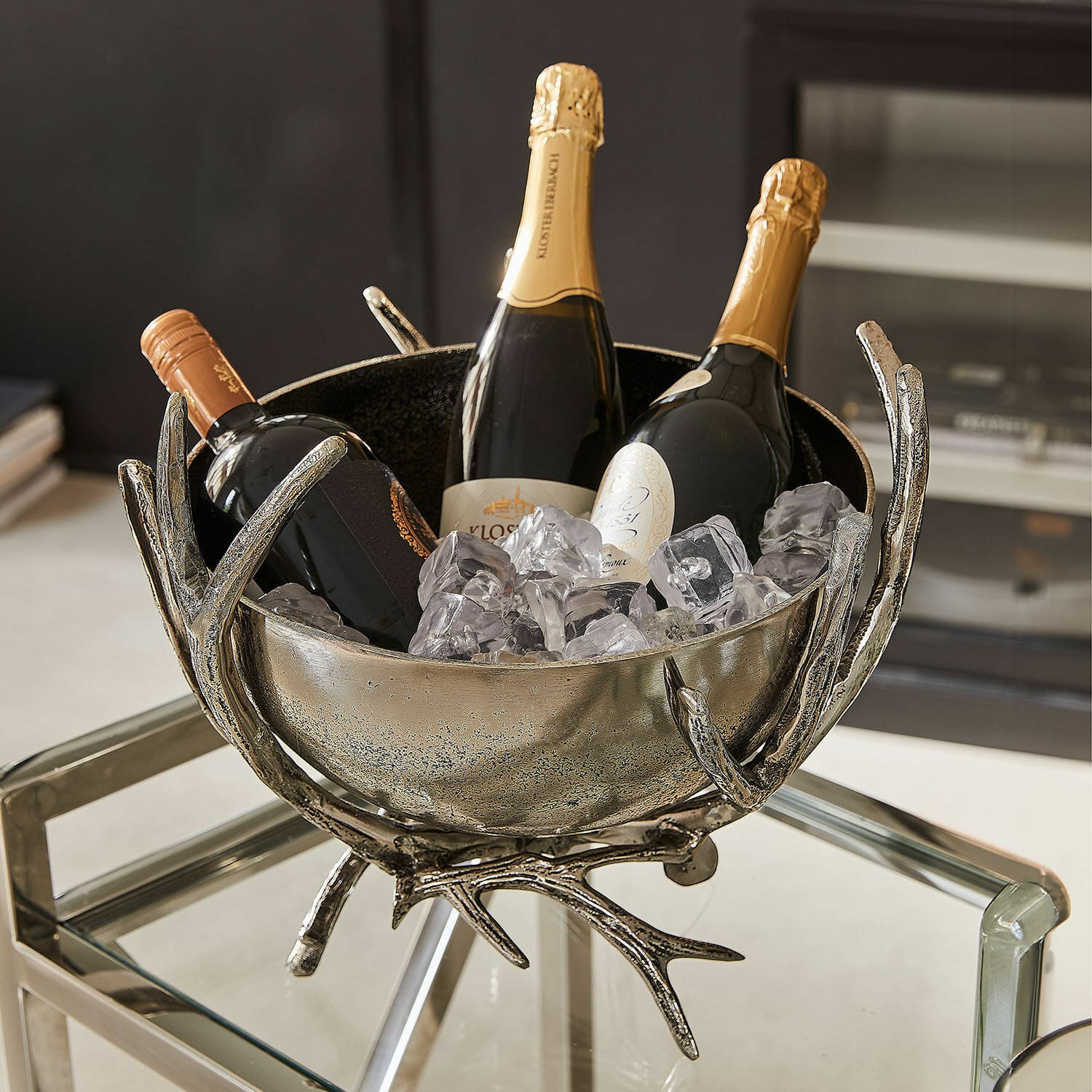 Champagnekoeler Amirak Zilverkleurige metalen ijsbak met gewei-motief en drie flessen wijn en champagne