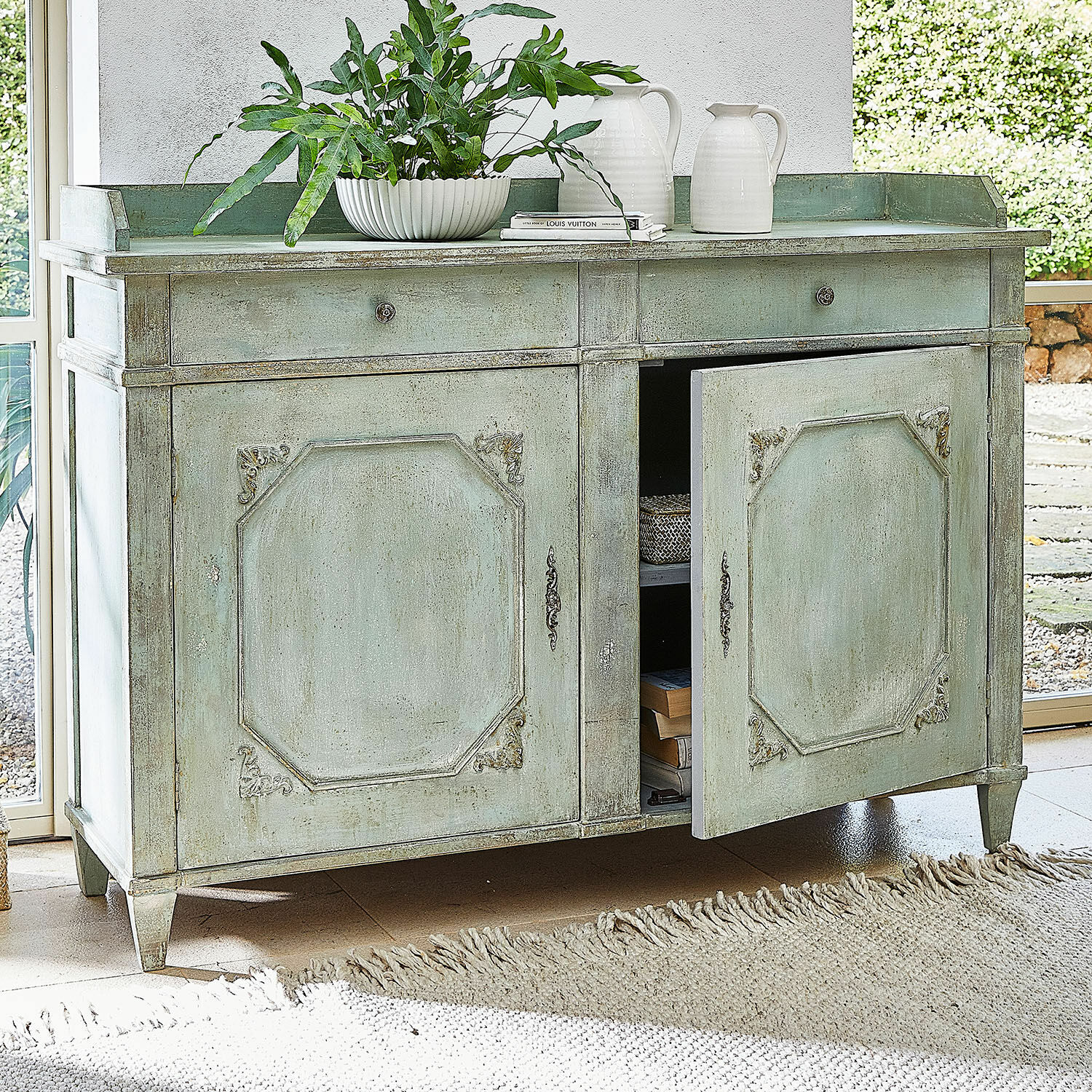 Kastje Mervelique Groene houten kast met twee lades en decoratieve deuren in vintage stijl voor opbergruimte