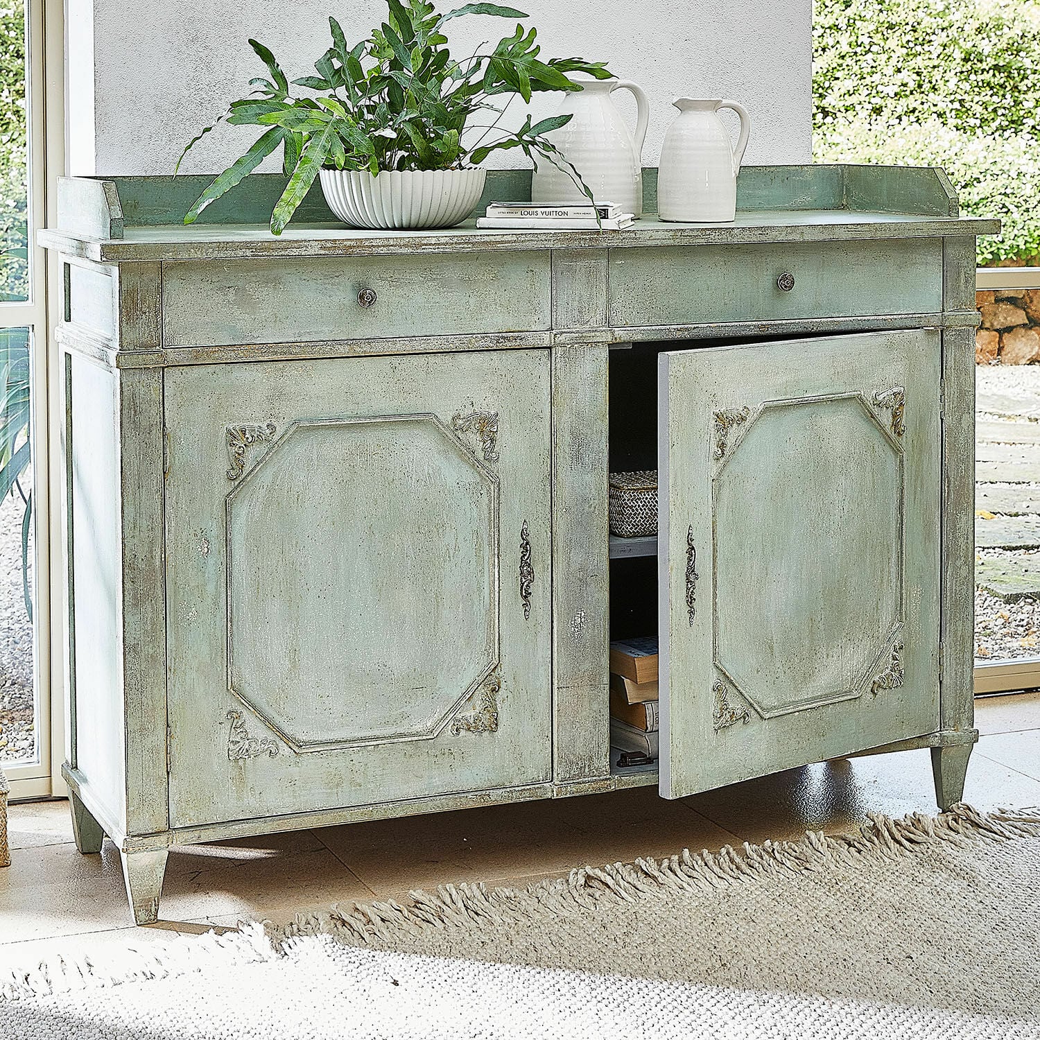 Kastje Mervelique Groene houten kast met twee lades en decoratieve deuren in vintage stijl voor opbergruimte