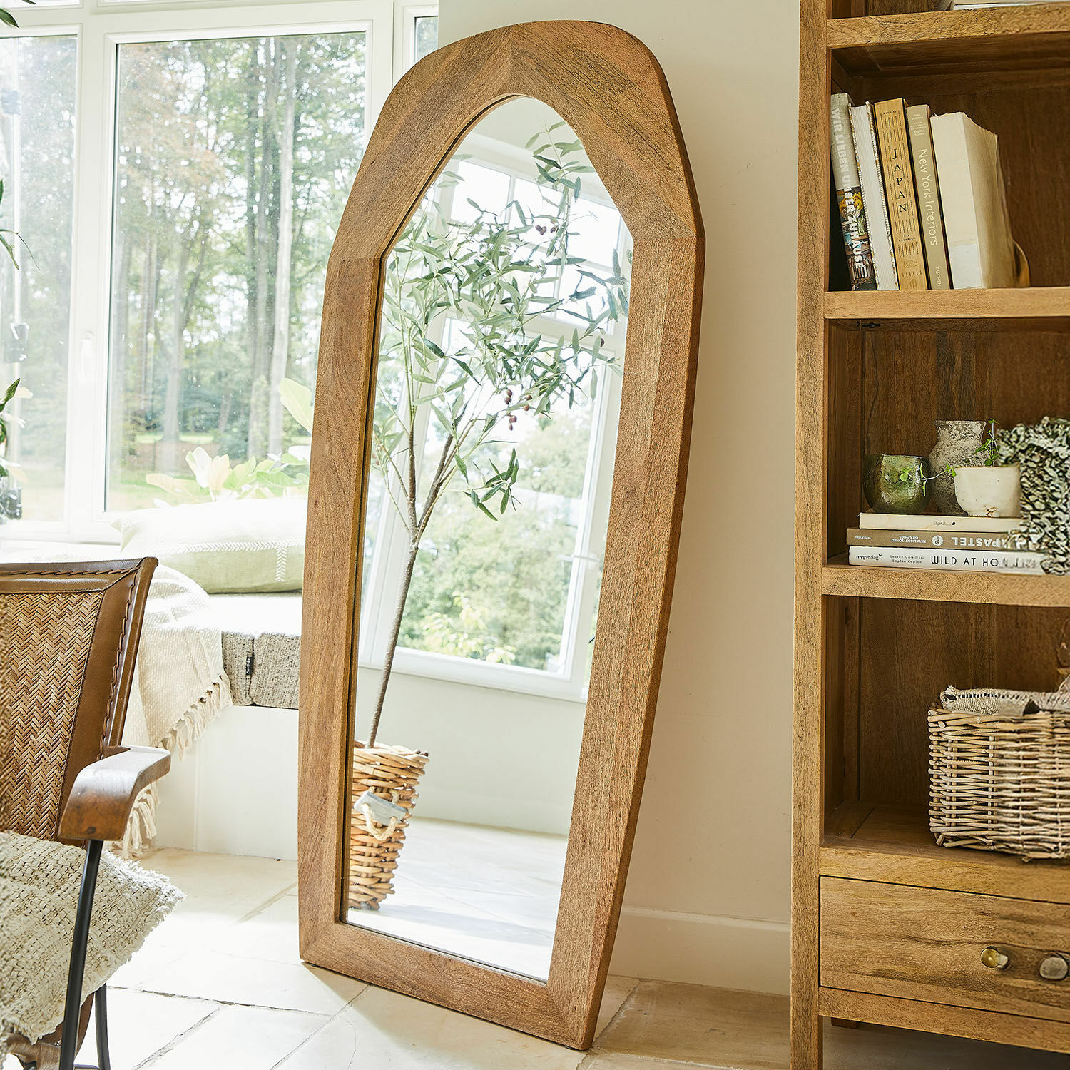 Miroir sur pied avec cadre en bois naturel dans un intérieur lumineux et chaleureux