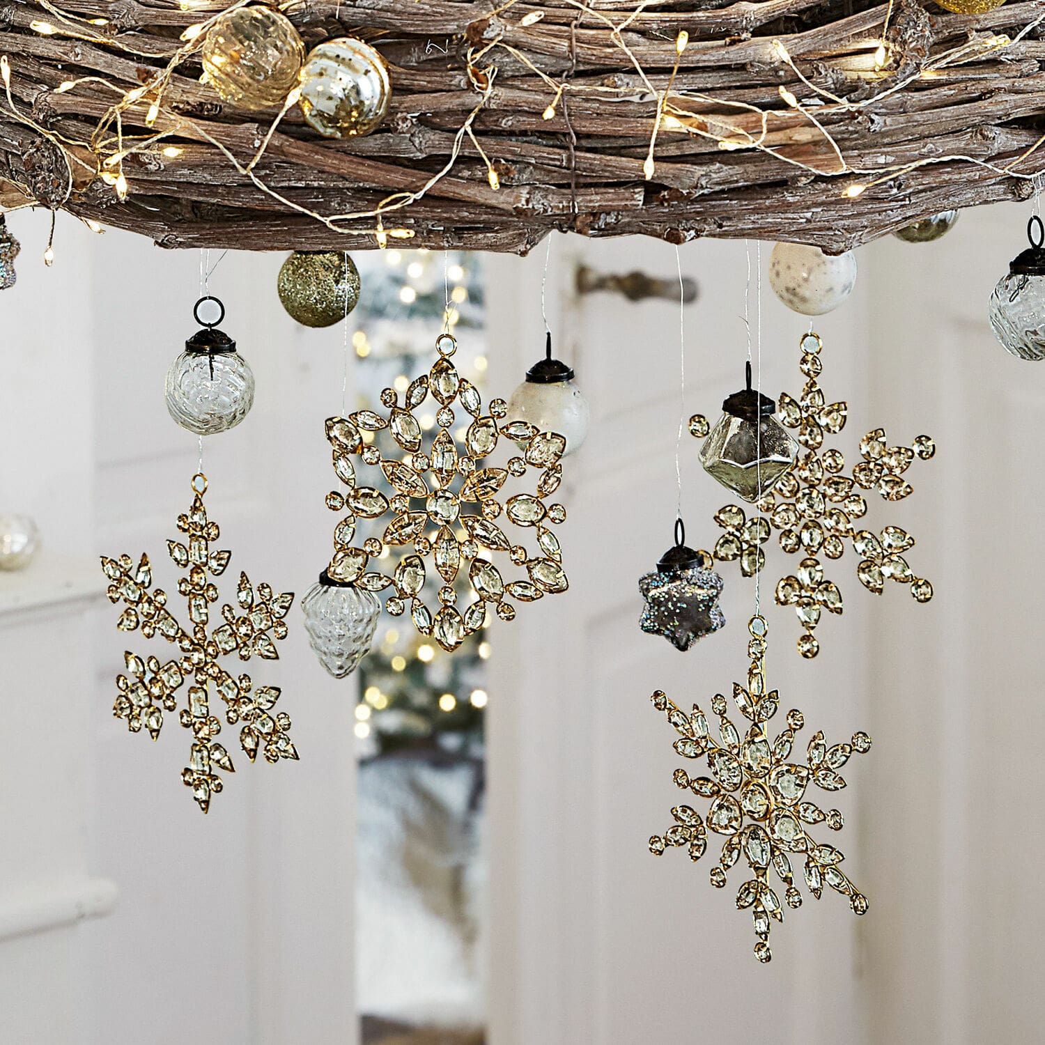 Lot de 4 décorations de Noël Gaillon Décorations de Noël dorées en forme de flocons de neige avec cristaux et boules en verre suspendues à une branche avec guirlande lumineuse