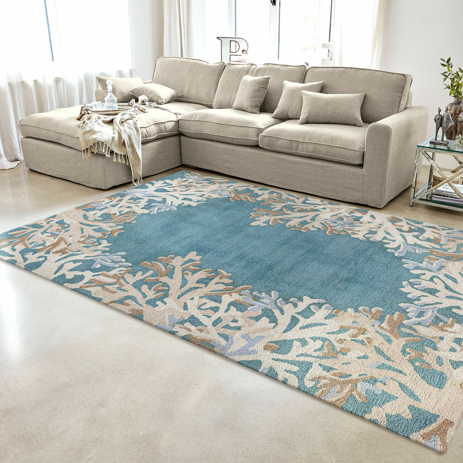 Vloerkleed voor binnen en buiten Dorlancourt Blauw-beige vloerkleed met koraalpatroon in moderne woonkamer met beige bank en glazen tafel