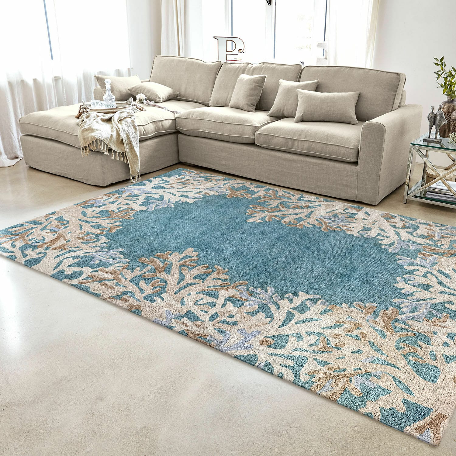 Vloerkleed voor binnen en buiten Dorlancourt Blauw-beige vloerkleed met koraalpatroon in moderne woonkamer met beige bank en glazen tafel