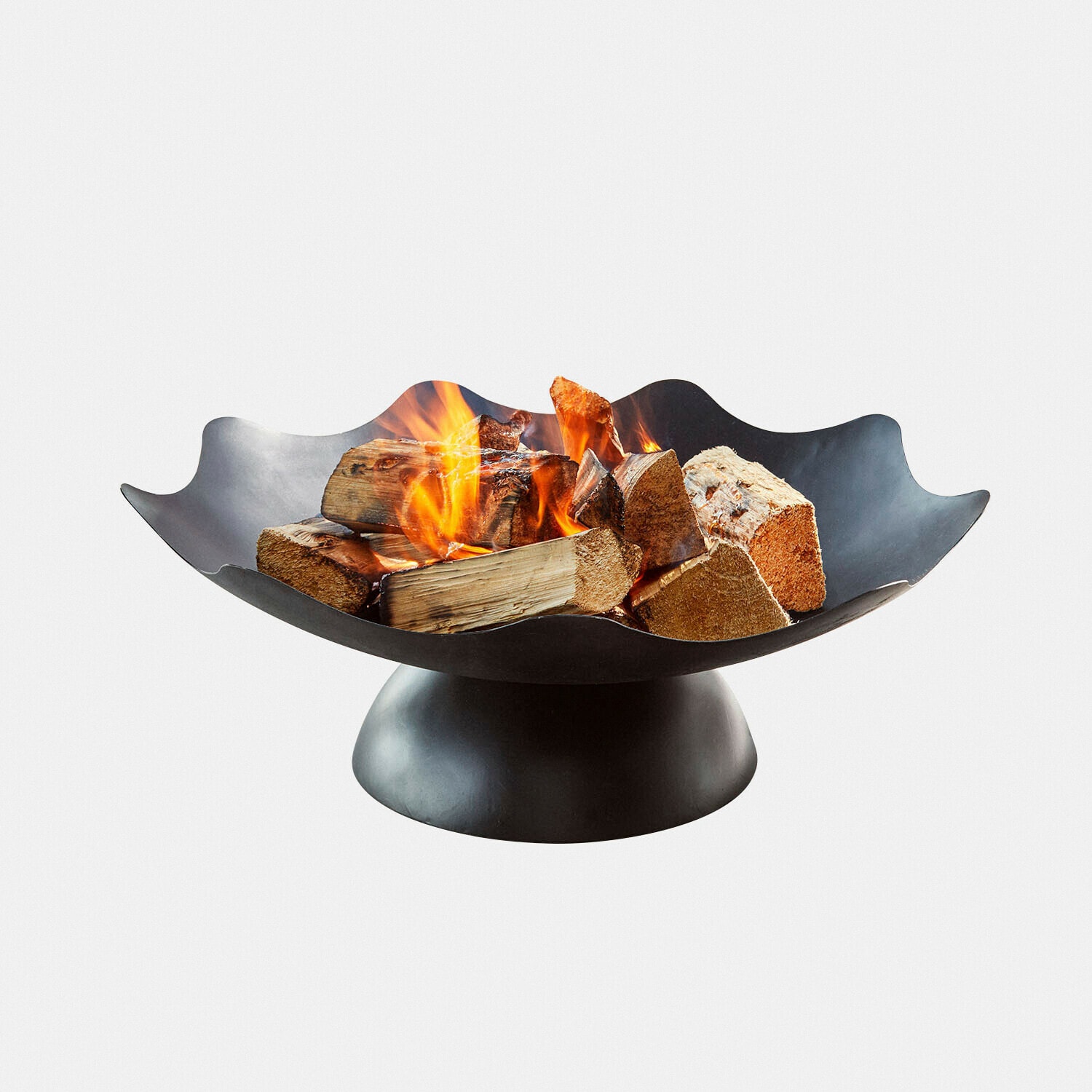 Brasero en métal noir avec bûches en feu, parfait pour jardin et terrasse