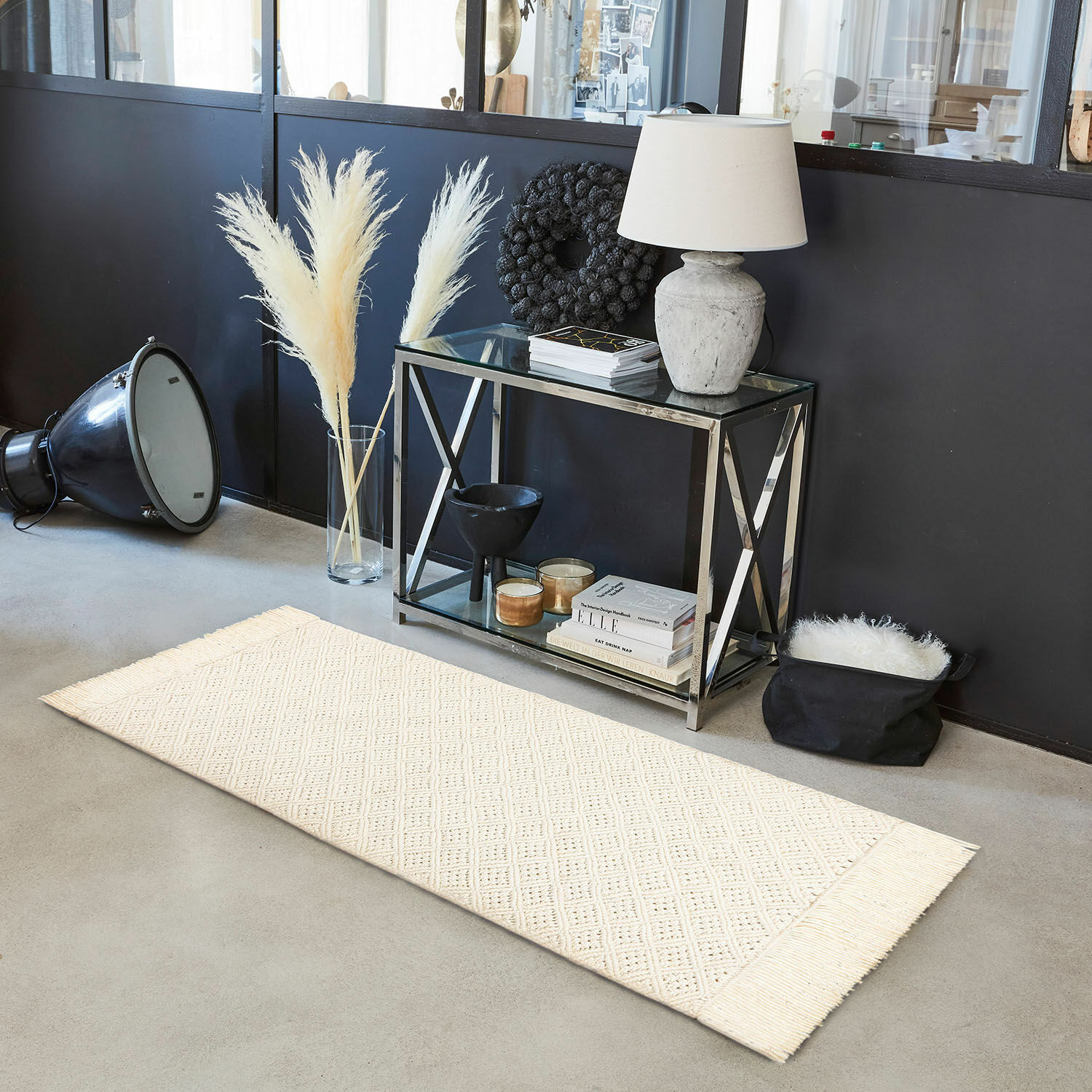 Loper Voué Crèmekleurig vloerkleed met franjes en geometrisch patroon op betonnen vloer in modern interieur