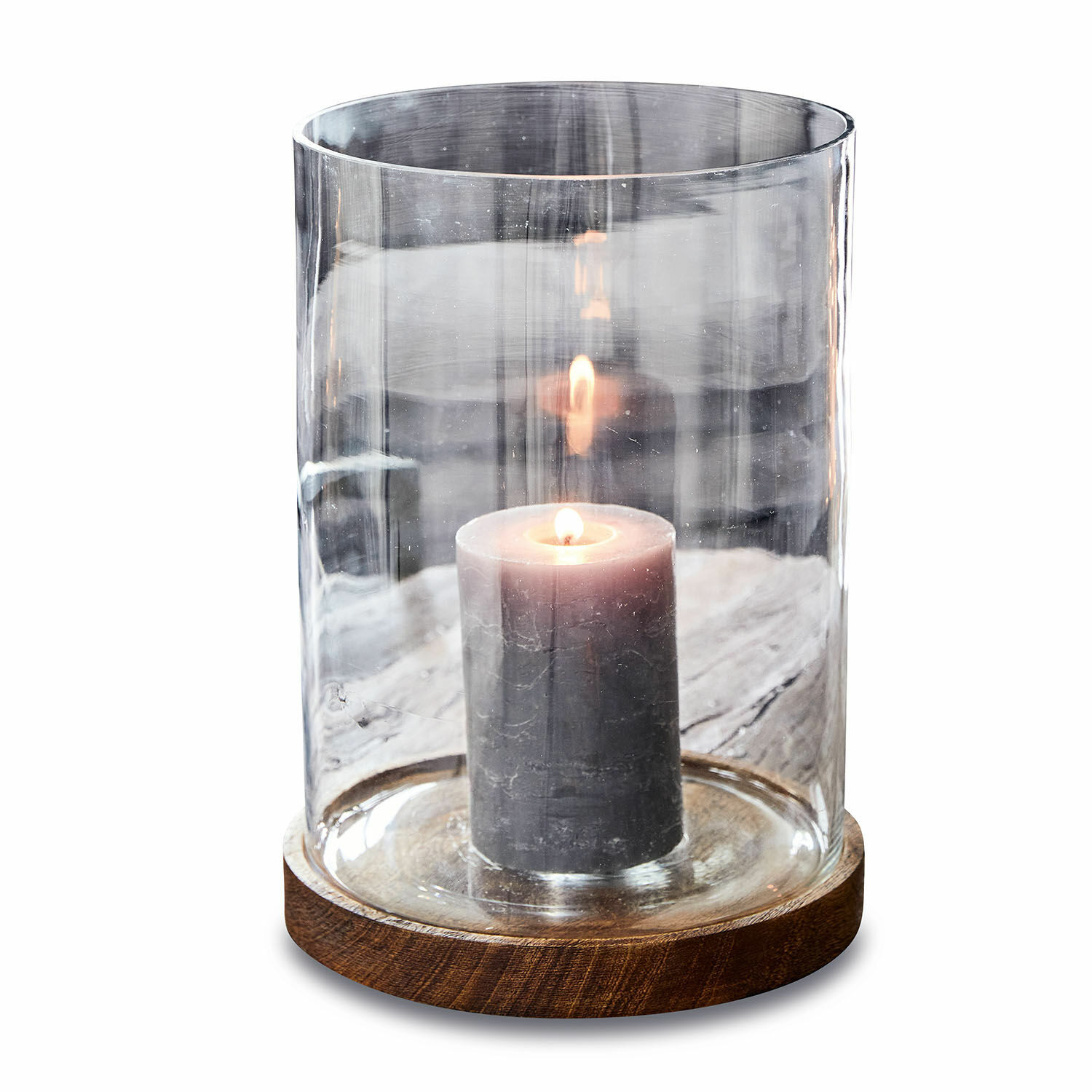 Windlicht Senlis Glazen windlicht met houten voet en brandende grijze kaars, sfeervolle woondecoratie