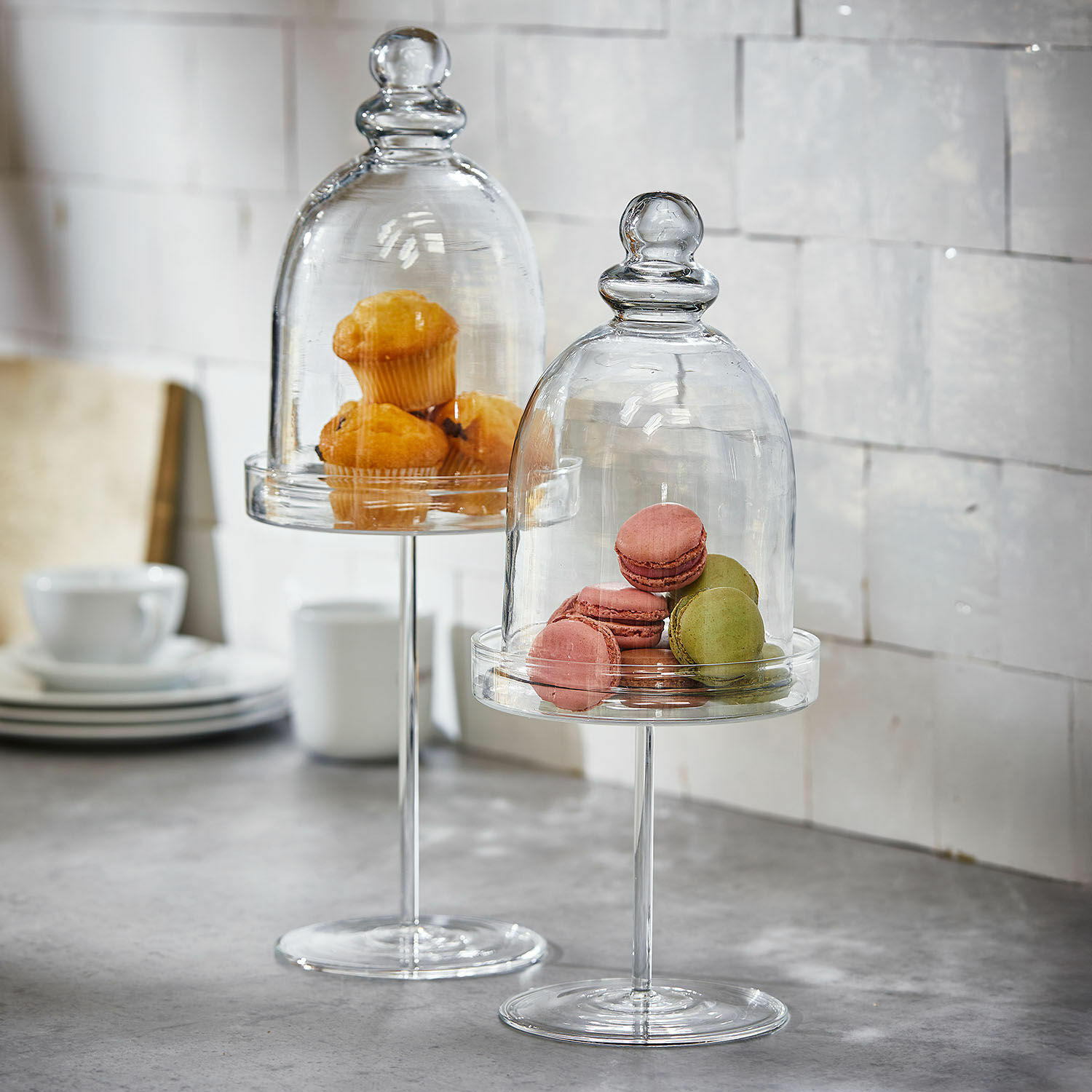 Lot de 2 cloches en verre Hibous Présentoirs en verre avec cloches transparentes contenant muffins et macarons sur un plan de travail de cuisine