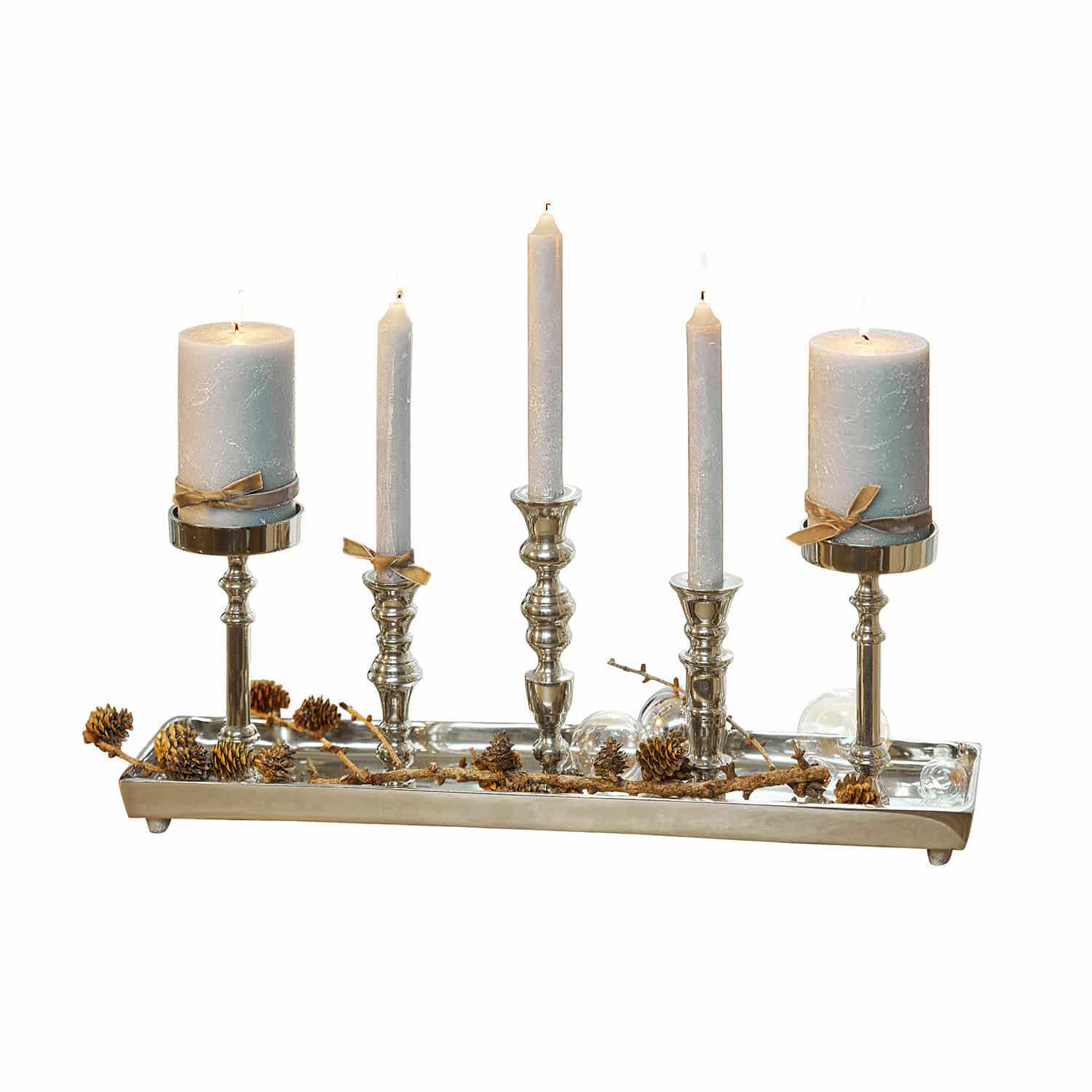 Plateau à bougies Alirra Chandelier en métal avec cinq bougies grises et décoration de pommes de pin sur un plateau