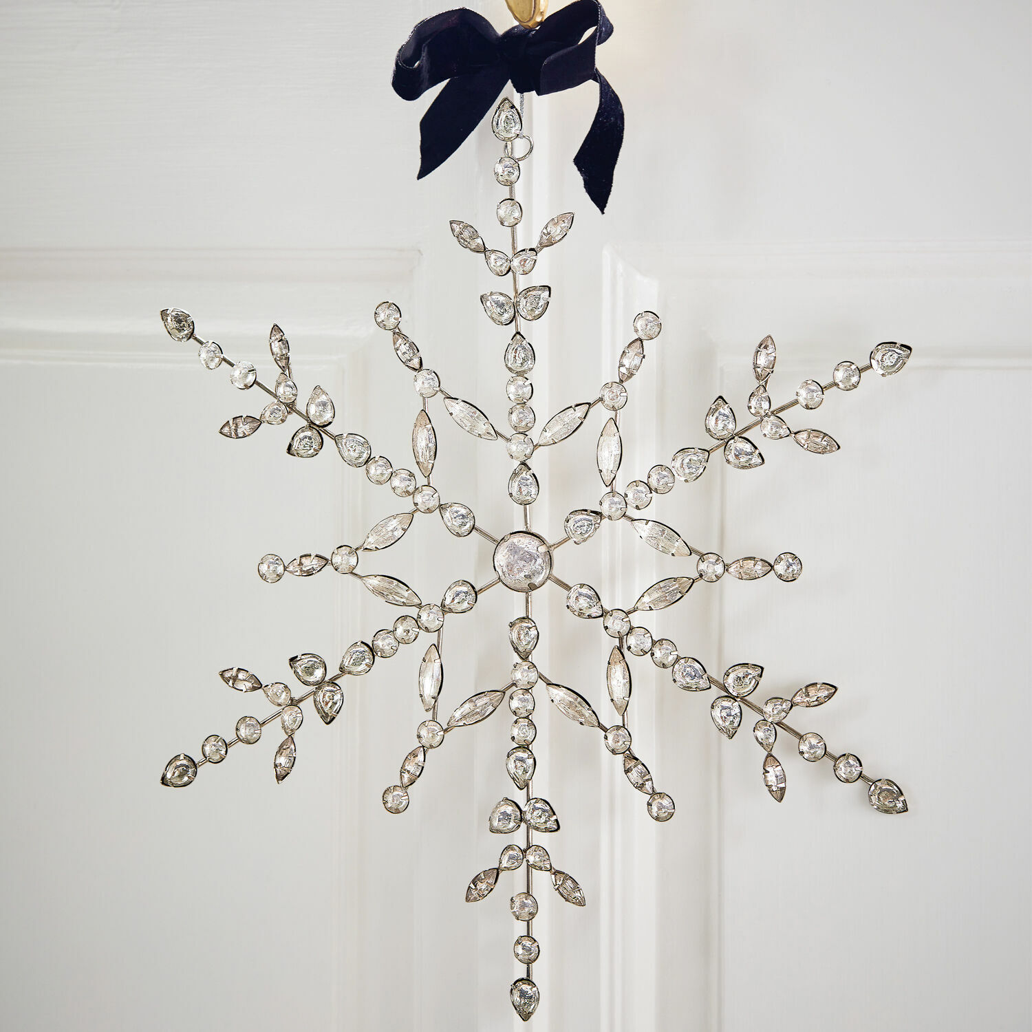Hanger Loella Decoratieve sneeuwster van transparante kristallen op metalen frame met zwarte strik