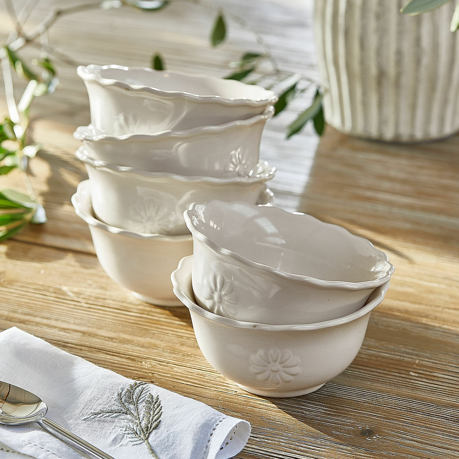 Kom set van 6 Mallevesse Set van crèmekleurige keramische kommen met bloemmotief op houten tafel, tafeldecoratie