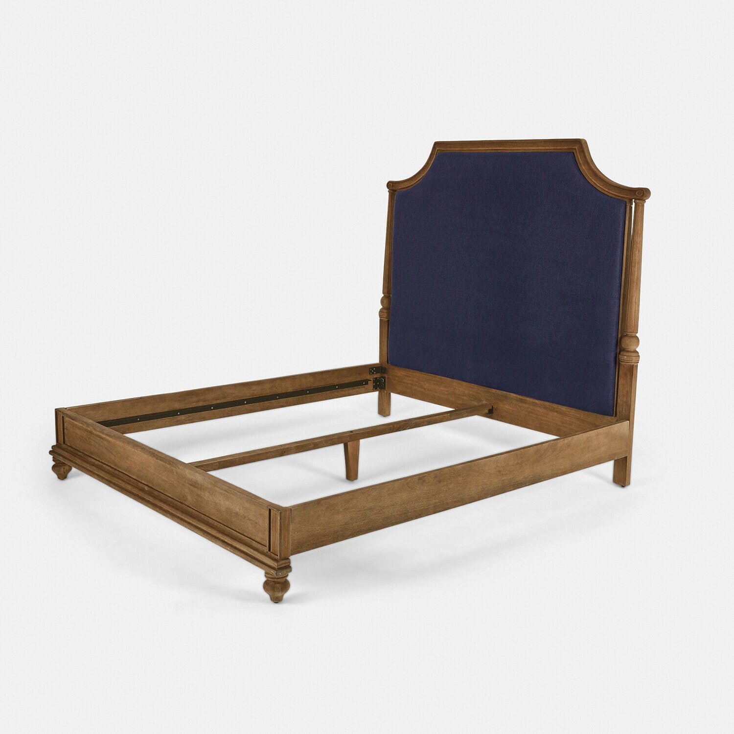 Lit en bois avec tête de lit rembourrée bleu marine, style classique pour chambre à coucher