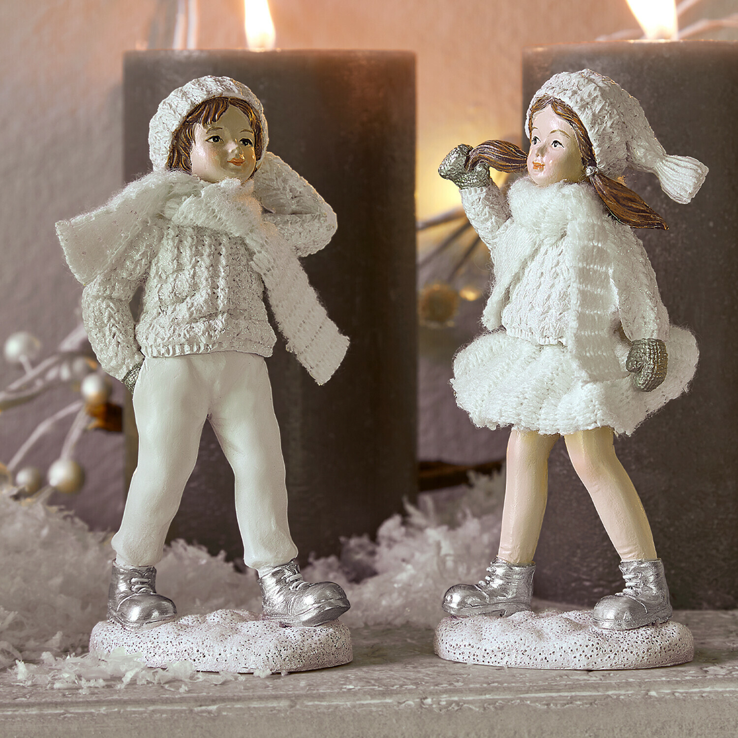 Figurines d'enfants en pulls blancs et bonnets pour décoration hivernale festive Loberon
