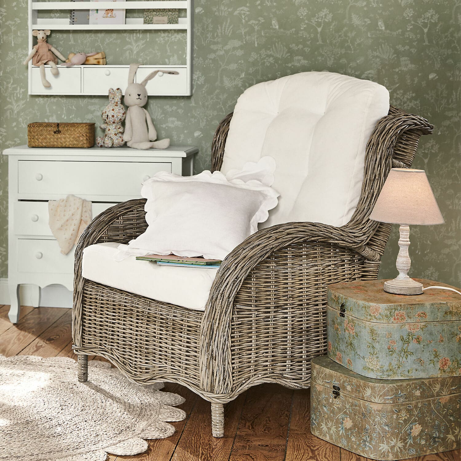 Fauteuil Hailee Rotan fauteuil met wit kussen in gezellige kamer met lamp en decoratieve kast