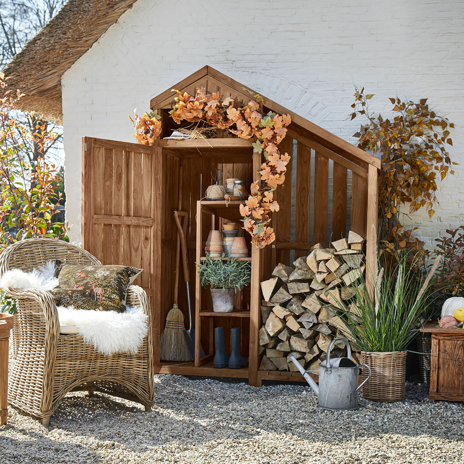 Armoire de jardin Briancourt Abri de jardin en bois avec porte ouverte, décoration d'automne et bois de chauffage empilé à l'extérieur