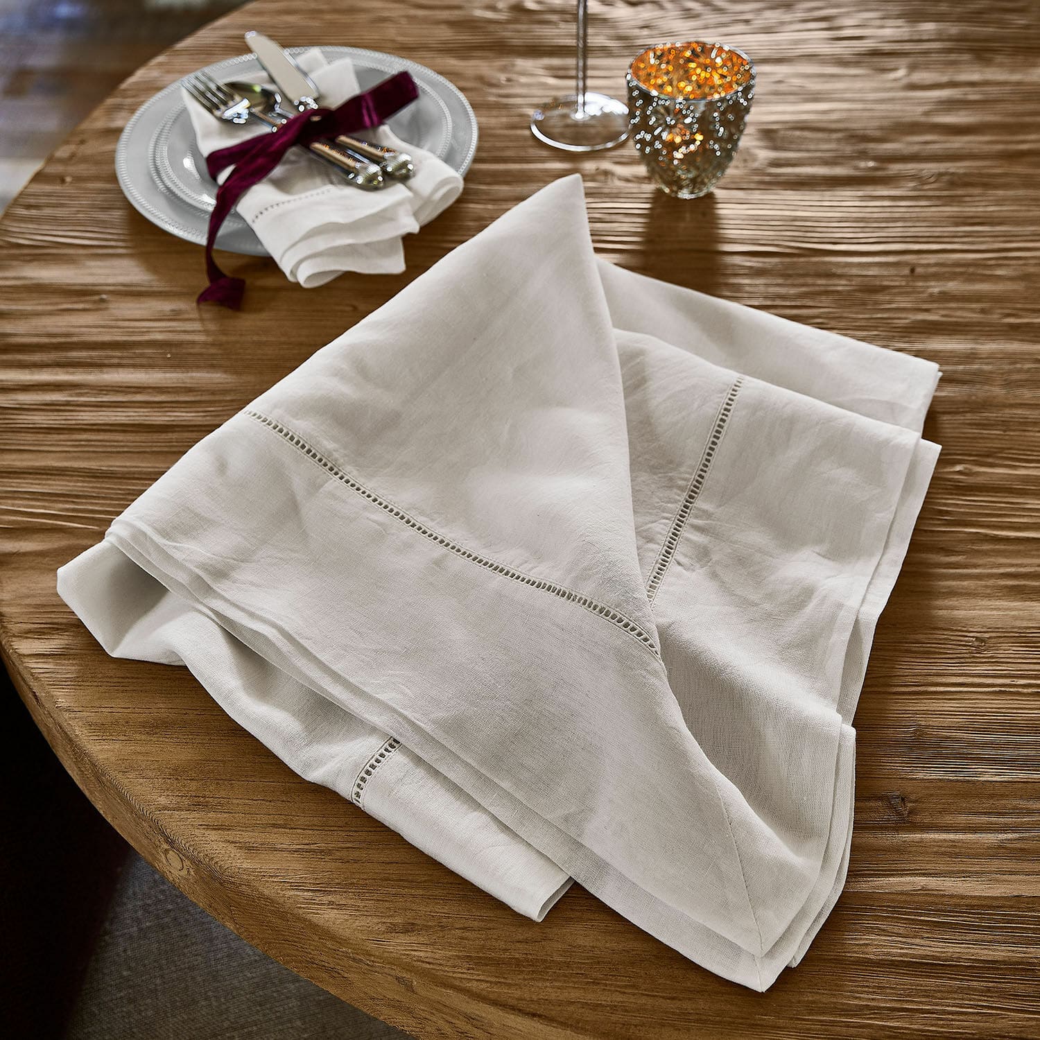Tafelkleed Covent Garden Witte linnen servet met fijne borduur op houten tafel, elegante tafeldecoratie
