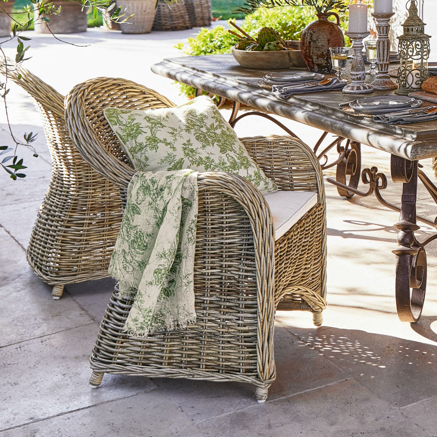 Fauteuil Margate Rotan stoel in natuurlijke kleur met groen kussen en deken voor terras of tuin