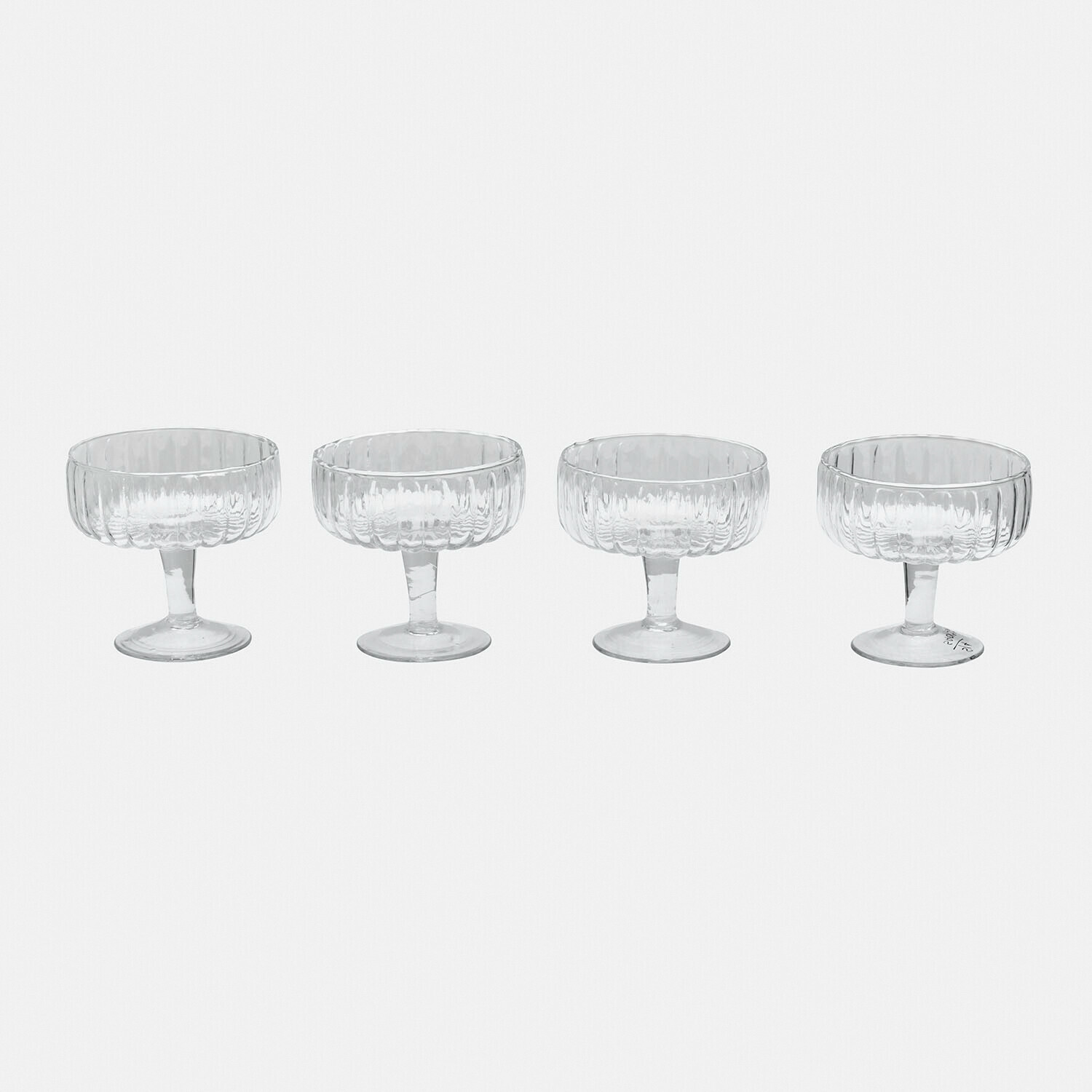 Glas set van 4 Solerón Set van vier doorzichtige geribbelde glazen op voet voor desserts en drankjes