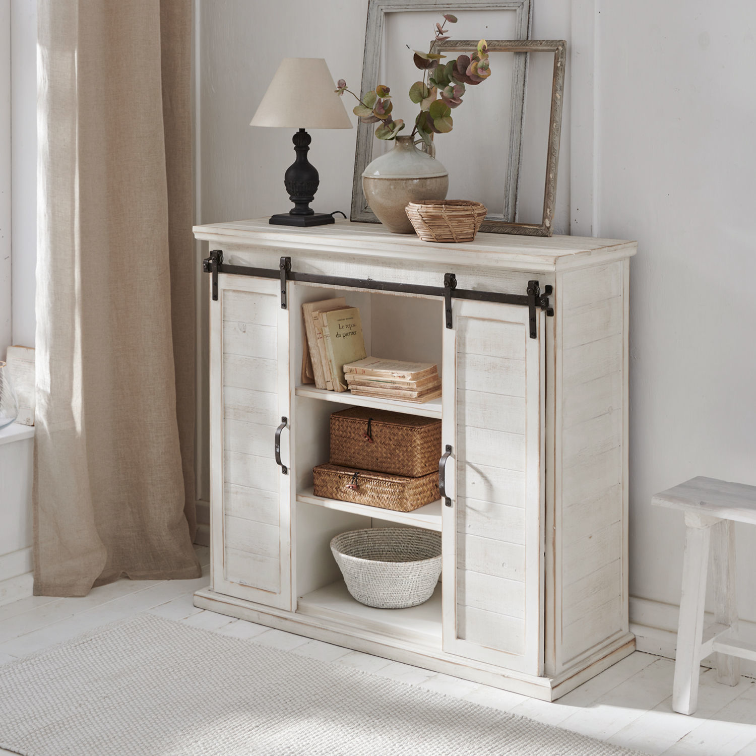 Kast Perrin Witte houten dressoir met schuifdeuren en planken, rustieke stijl voor woonkamer