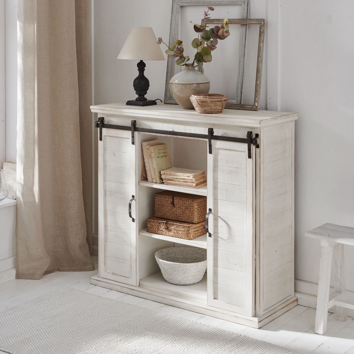 Kast Perrin Witte houten dressoir met schuifdeuren en planken, rustieke stijl voor woonkamer