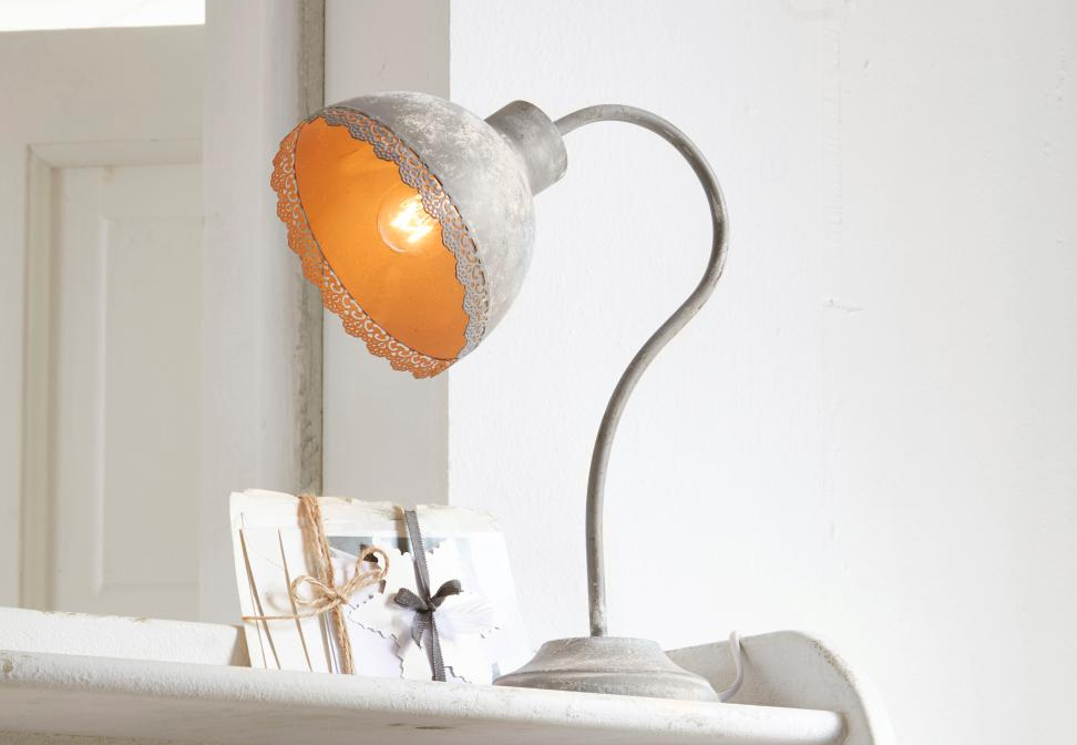 Metalen tafellamp in shabby chic stijl met oranje binnenkant en decoratieve rand, vintage verlichting