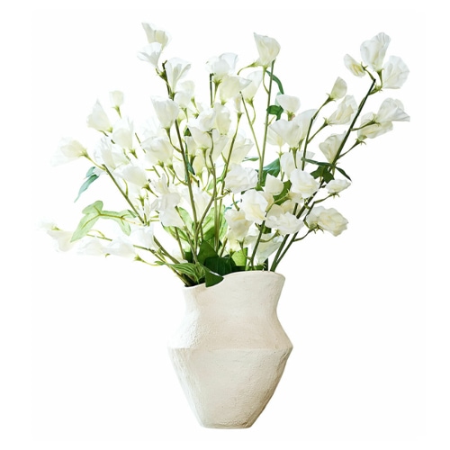 Vase en céramique blanche texturée avec bouquet de fleurs blanches décoratives pour intérieur