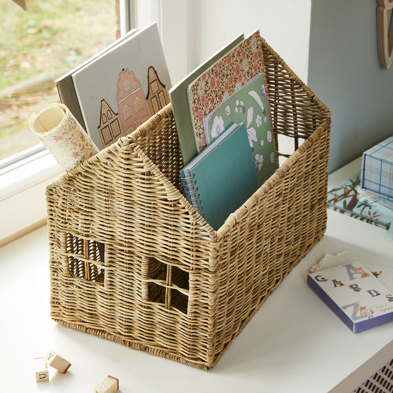 Panier en rotin en forme de maison avec classeurs et carnets, couleur naturelle pour bureau
