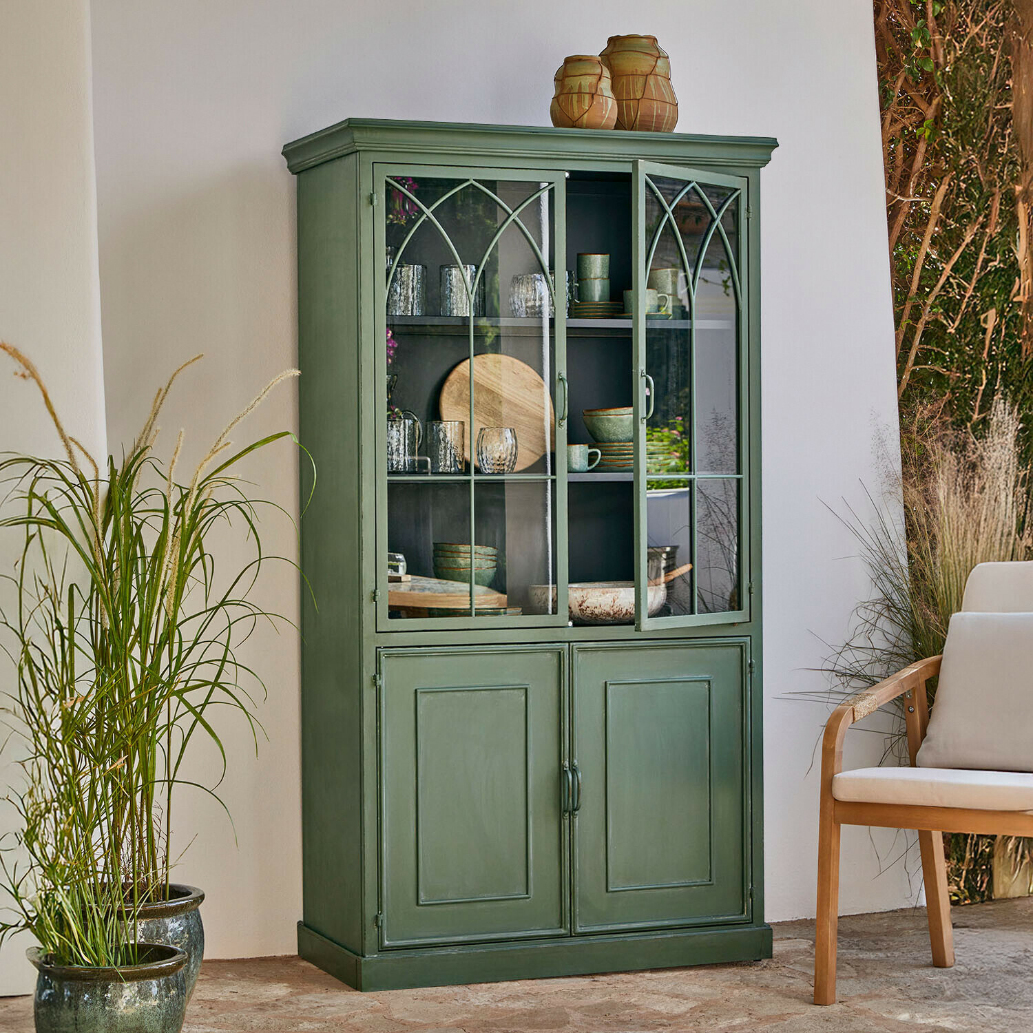 Buffet Tivareño Vitrine en bois vert avec portes vitrées et étagères pour vaisselle dans un style vintage