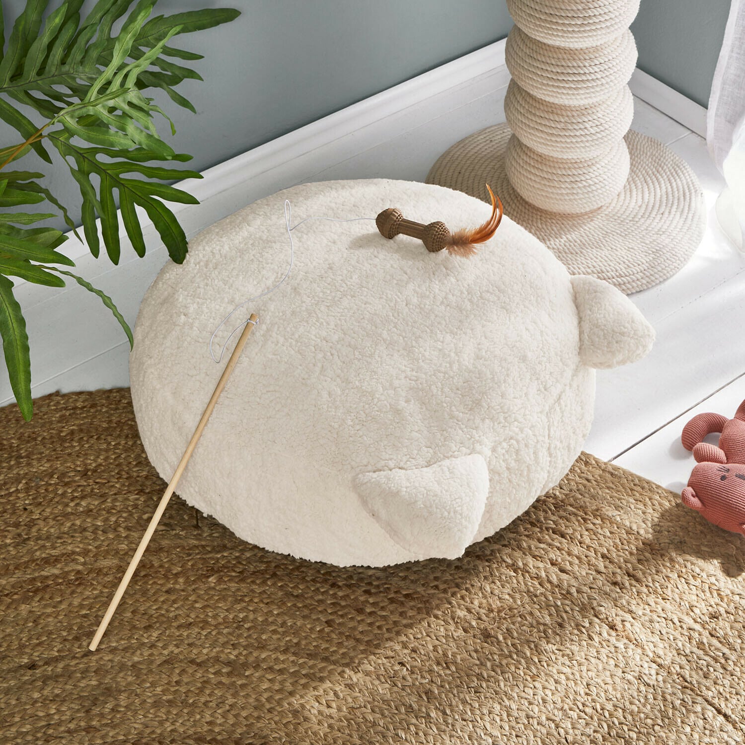 Kattenmatras Fluffano Ronde crèmekleurige kussen van zacht materiaal met oren, kattenspeelgoed met stok en veer