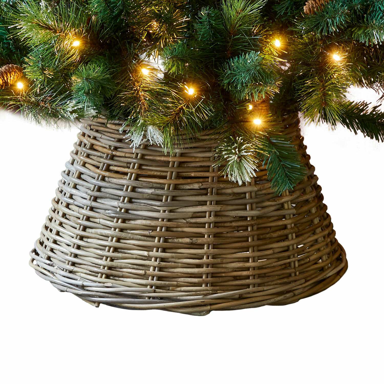 Tour de sapin de Noël Kiente Cache-pied en osier naturel brun clair avec branches vertes et guirlande lumineuse LED pour sapin