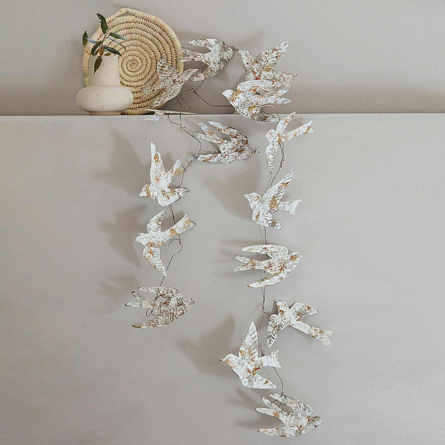Guirlande Lucin Décoration murale en métal avec oiseaux blancs patinés pour un style vintage intérieur