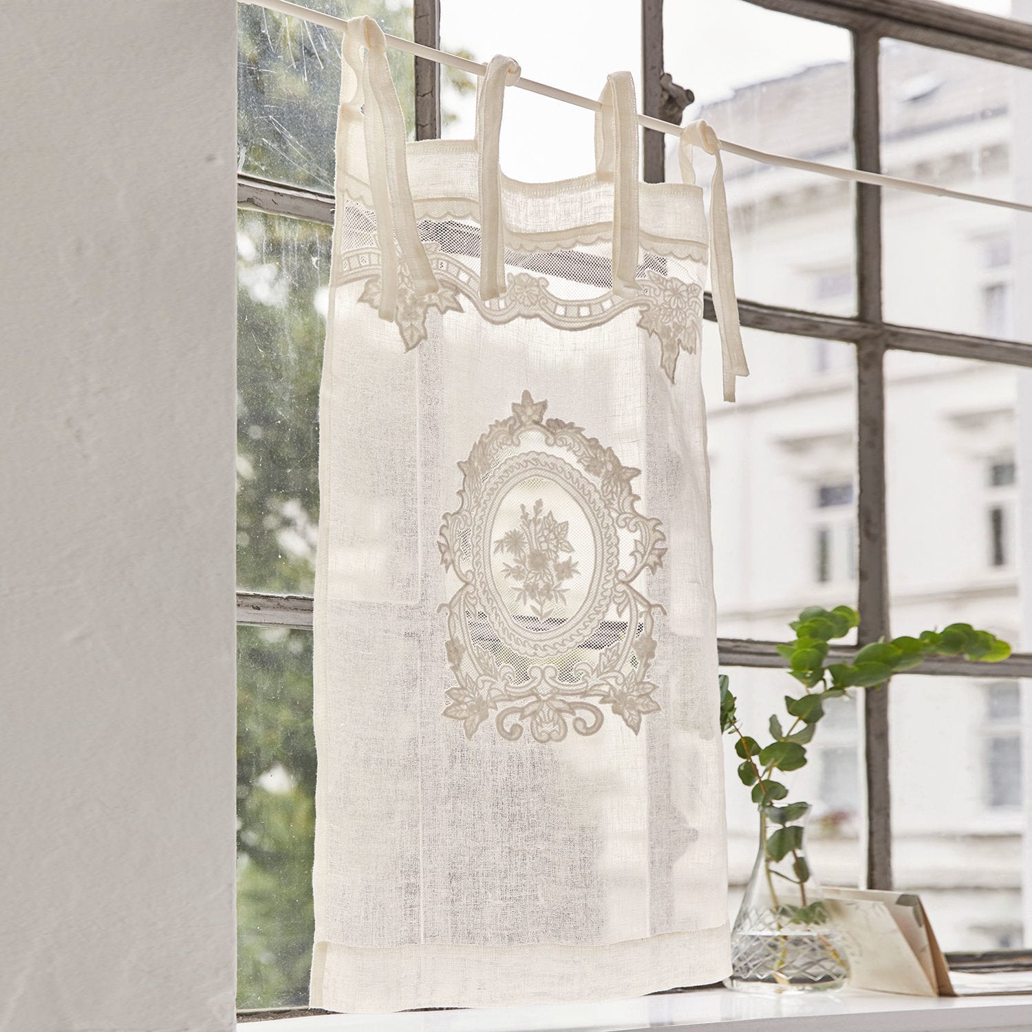 Vitrage Mesnay Witte linnen vitrage met geborduurd bloemenpatroon en striklinten om aan het raam te hangen
